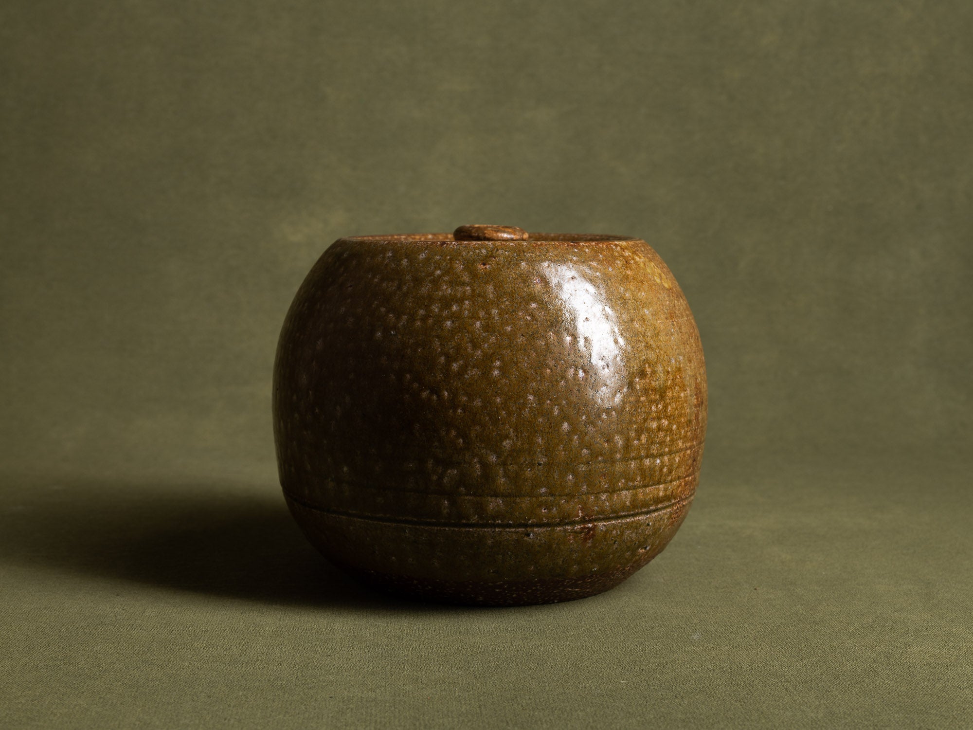 Mizusashi, pot couvert à eau pour la cérémonie du thé, Japon (ére Shōwa)..Seto ware lidded pot, Mizusashi for tea ceremony, Japan (Shōwa Era)