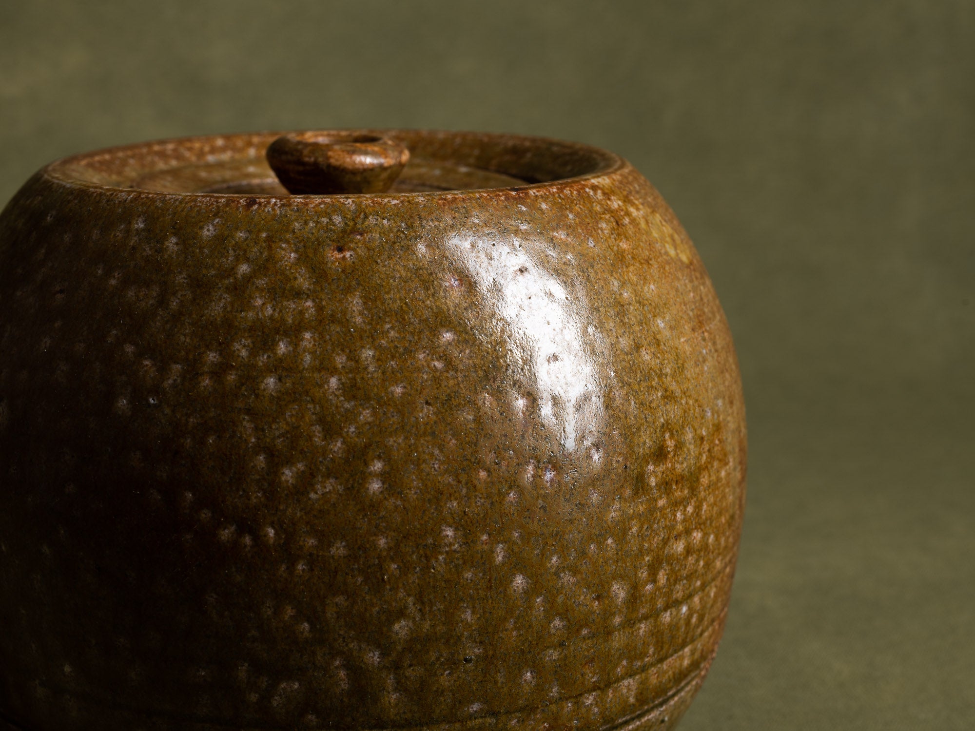 Mizusashi, pot couvert à eau pour la cérémonie du thé, Japon (ére Shōwa)..Seto ware lidded pot, Mizusashi for tea ceremony, Japan (Shōwa Era)