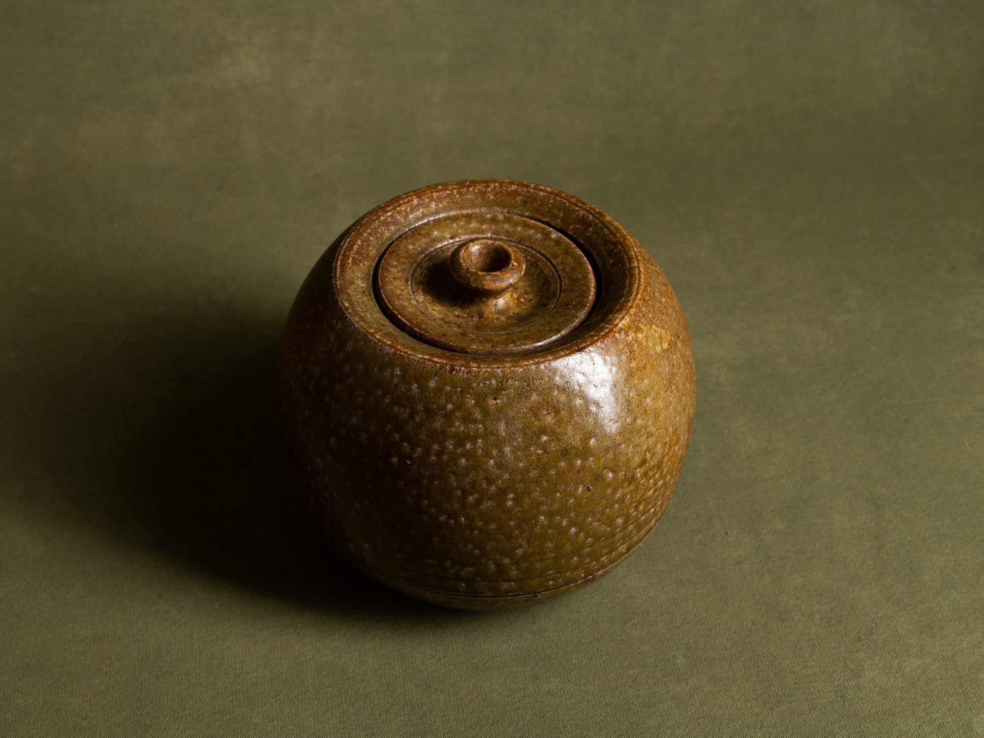 Mizusashi, pot couvert à eau pour la cérémonie du thé, Japon (ére Shōwa)..Seto ware lidded pot, Mizusashi for tea ceremony, Japan (Shōwa Era)