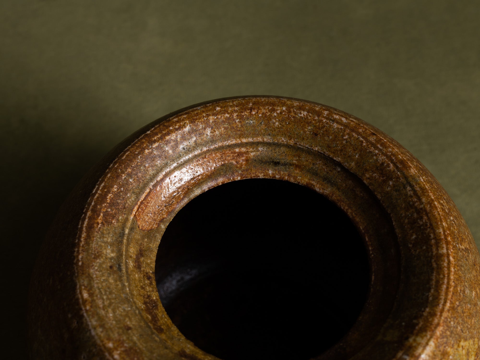 Mizusashi, pot couvert à eau pour la cérémonie du thé, Japon (ére Shōwa)..Seto ware lidded pot, Mizusashi for tea ceremony, Japan (Shōwa Era)