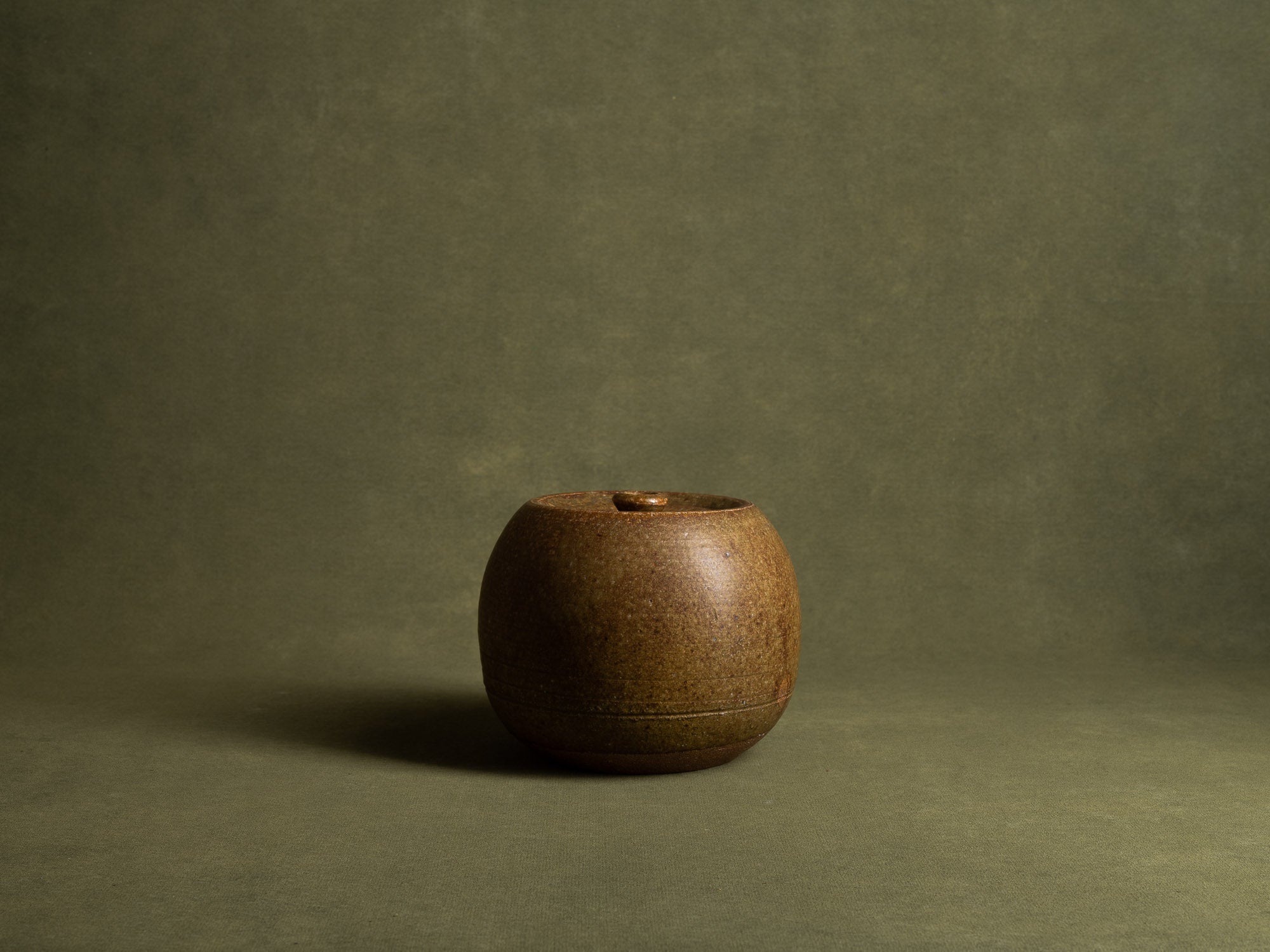 Mizusashi, pot couvert à eau pour la cérémonie du thé, Japon (ére Shōwa)..Seto ware lidded pot, Mizusashi for tea ceremony, Japan (Shōwa Era)