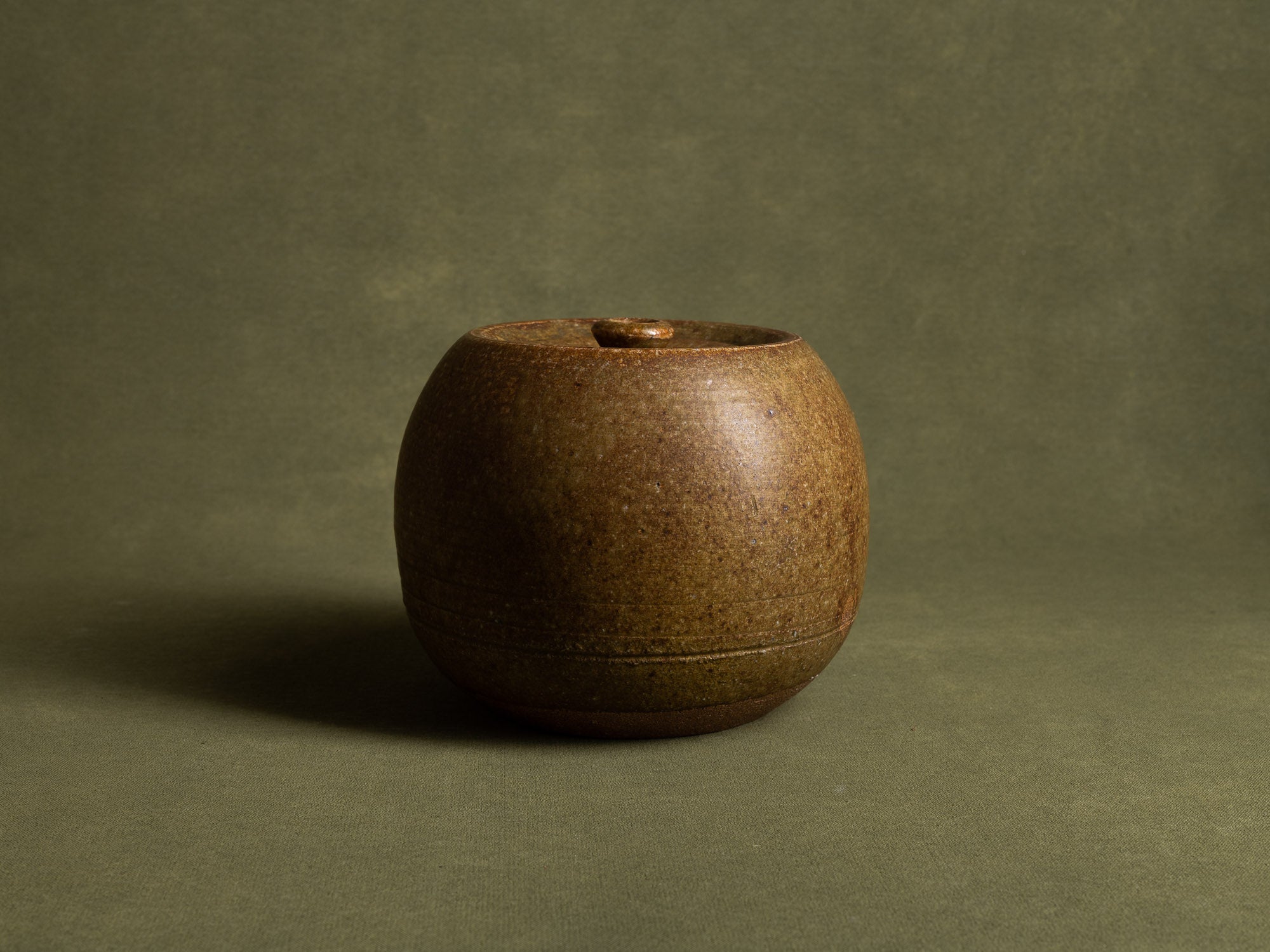 Mizusashi, pot couvert à eau pour la cérémonie du thé, Japon (ére Shōwa)..Seto ware lidded pot, Mizusashi for tea ceremony, Japan (Shōwa Era)