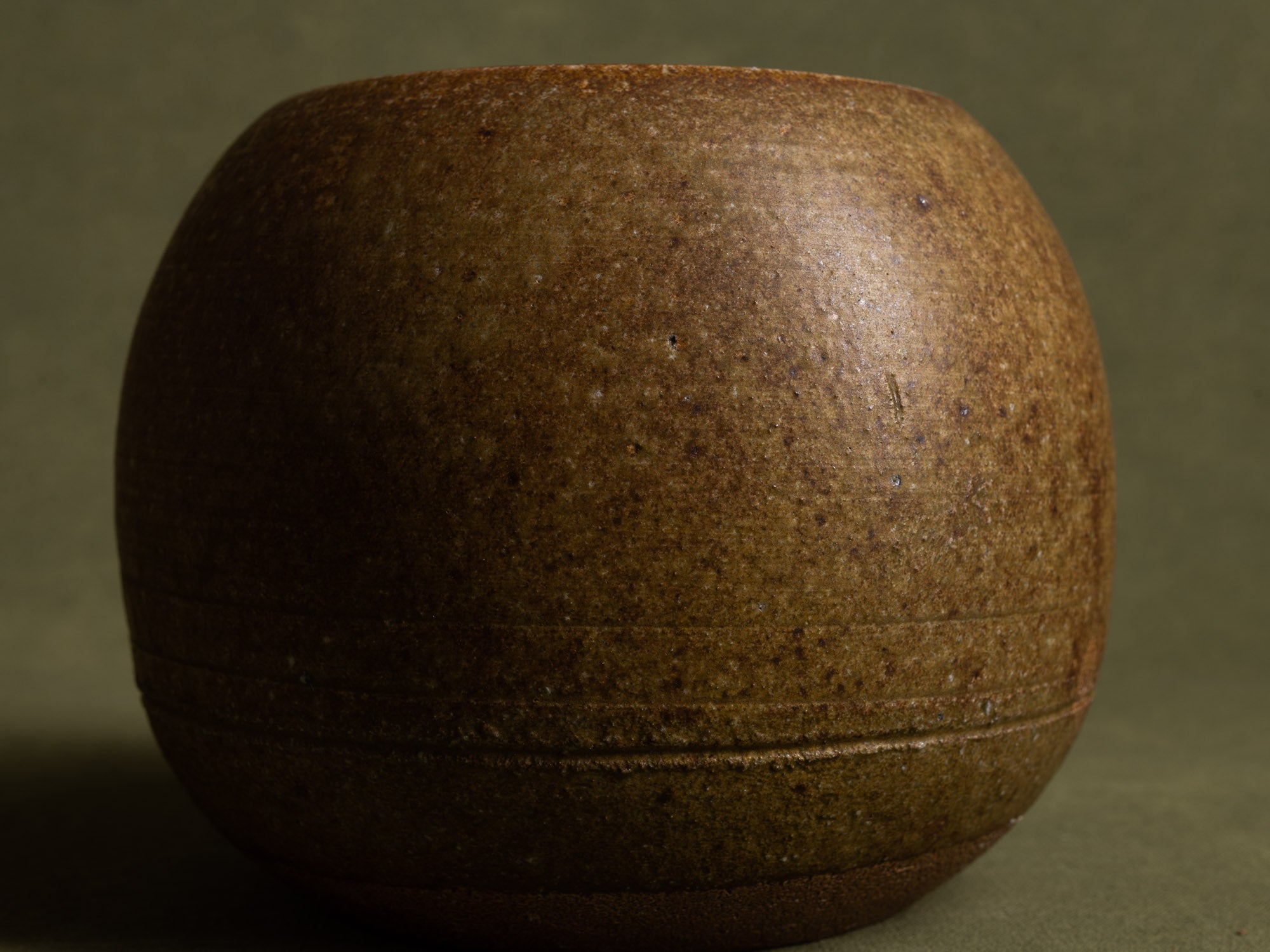 Mizusashi, pot couvert à eau pour la cérémonie du thé, Japon (ére Shōwa)..Seto ware lidded pot, Mizusashi for tea ceremony, Japan (Shōwa Era)