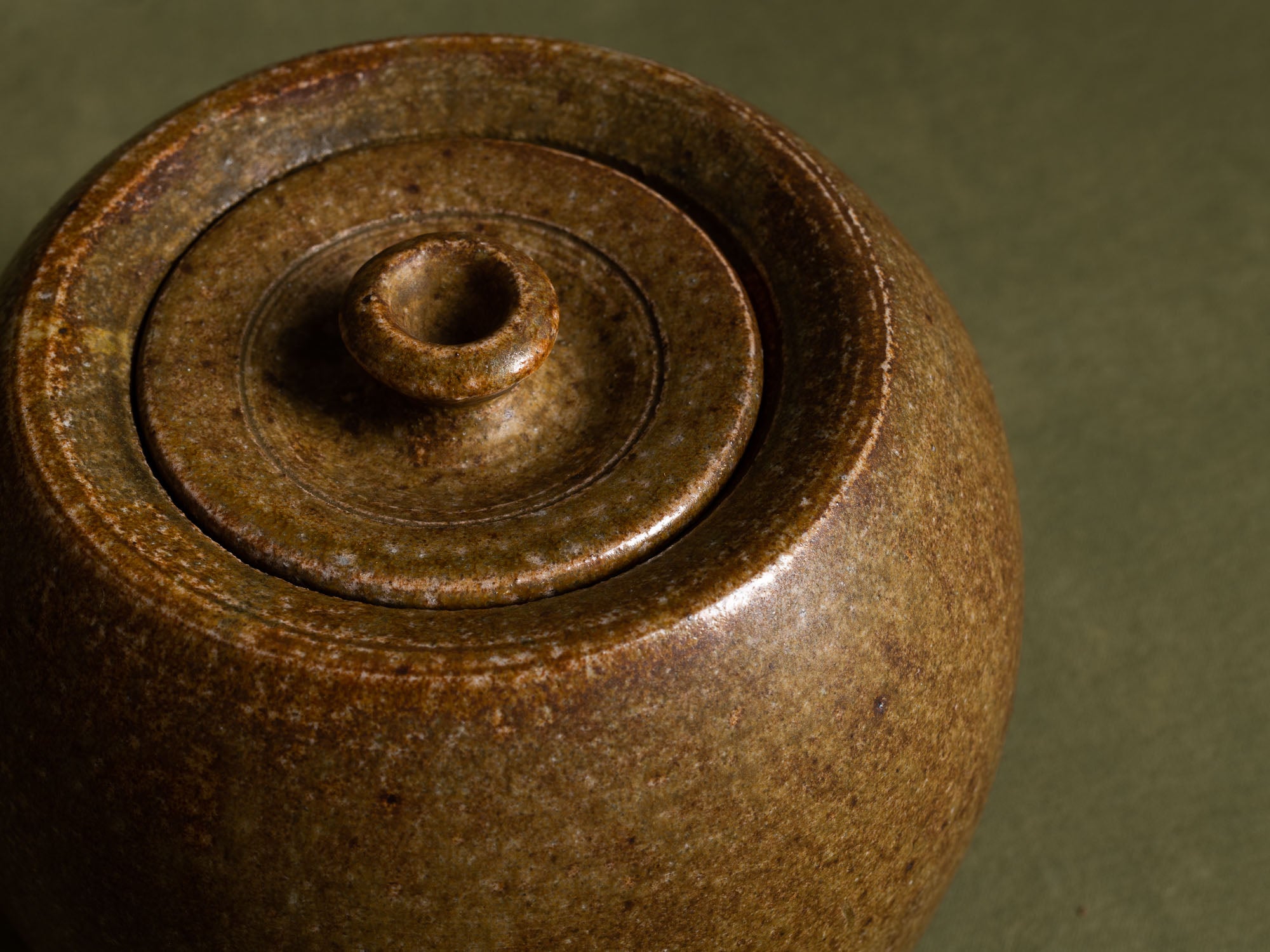 Mizusashi, pot couvert à eau pour la cérémonie du thé, Japon (ére Shōwa)..Seto ware lidded pot, Mizusashi for tea ceremony, Japan (Shōwa Era)