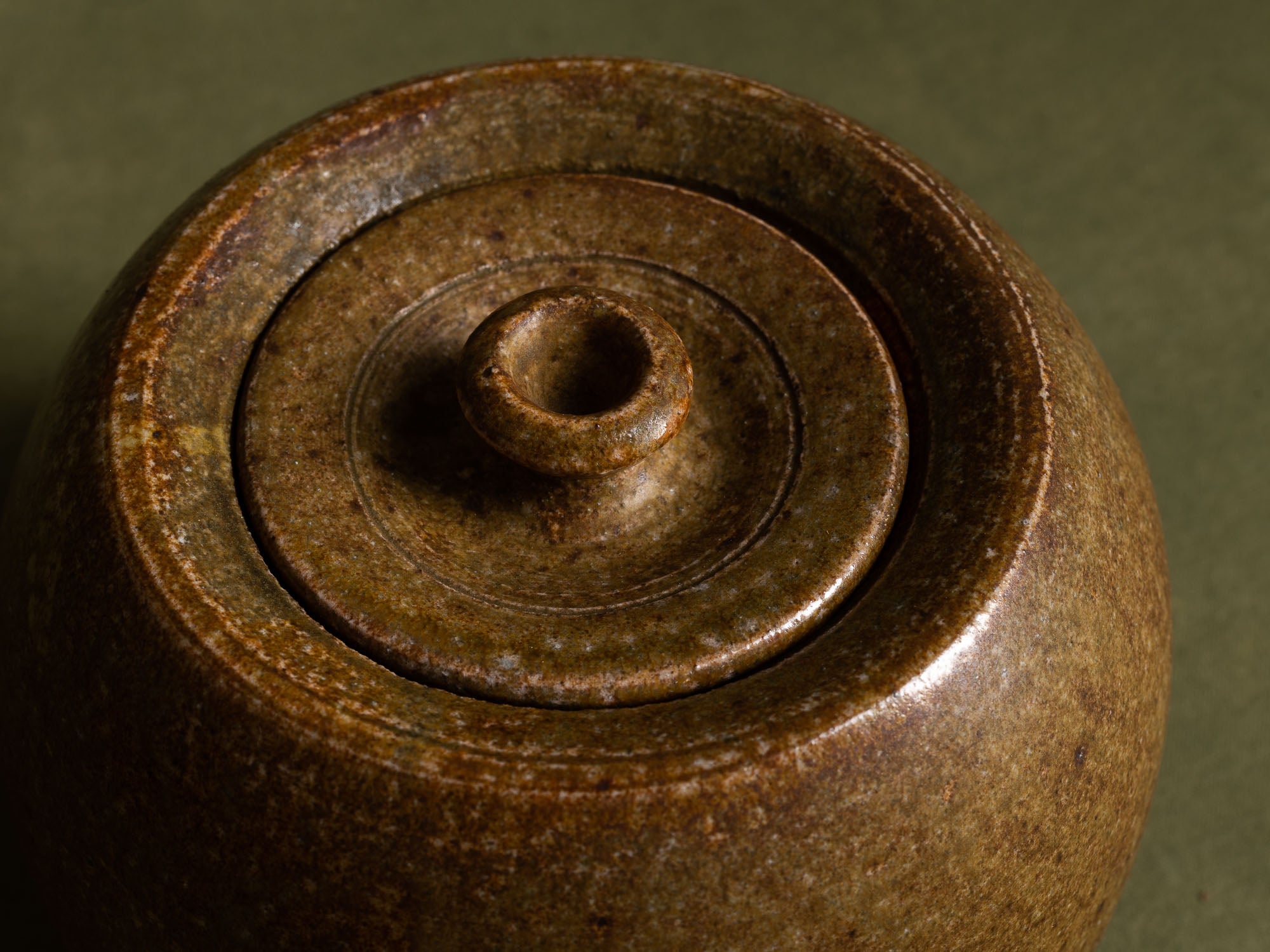 Mizusashi, pot couvert à eau pour la cérémonie du thé, Japon (ére Shōwa)..Seto ware lidded pot, Mizusashi for tea ceremony, Japan (Shōwa Era)