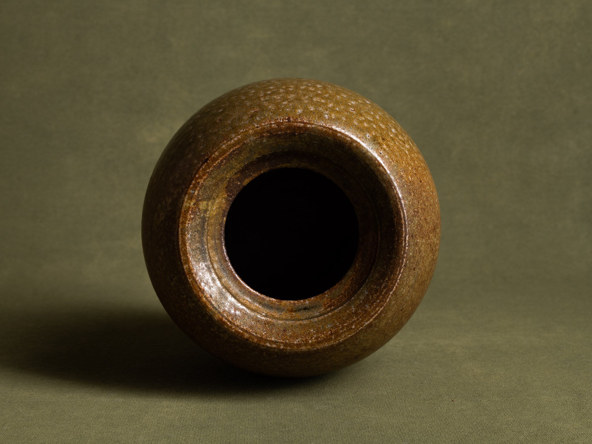 Mizusashi, pot couvert à eau pour la cérémonie du thé, Japon (ére Shōwa)..Seto ware lidded pot, Mizusashi for tea ceremony, Japan (Shōwa Era)