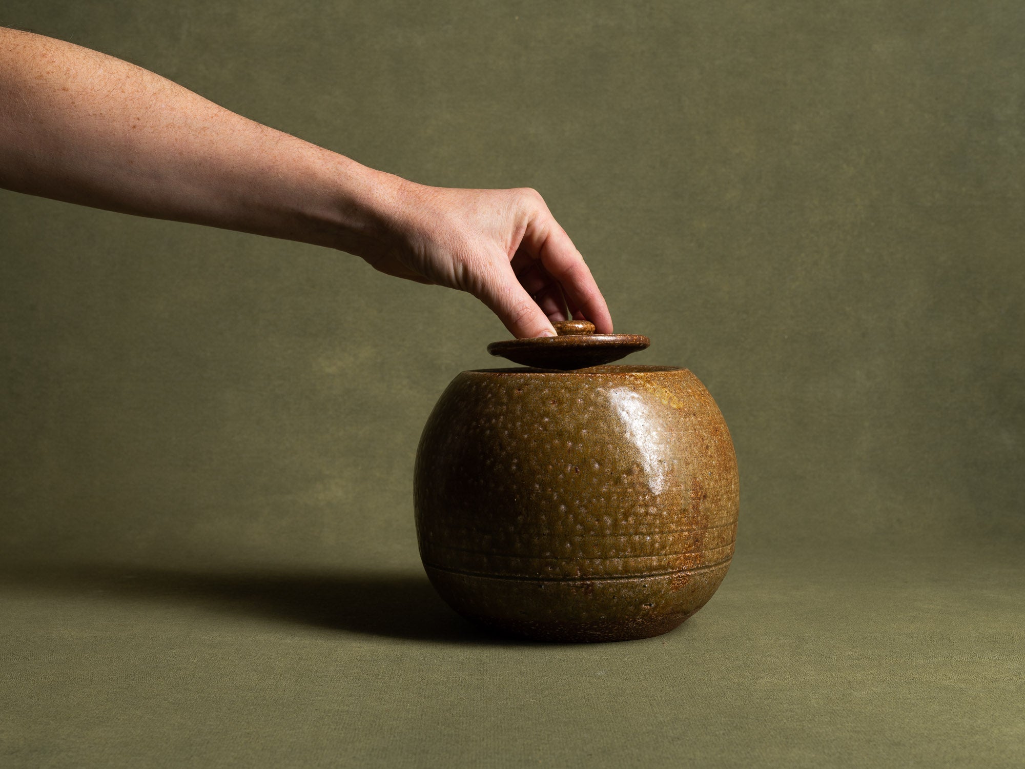 Mizusashi, pot couvert à eau pour la cérémonie du thé, Japon (ére Shōwa)..Seto ware lidded pot, Mizusashi for tea ceremony, Japan (Shōwa Era)