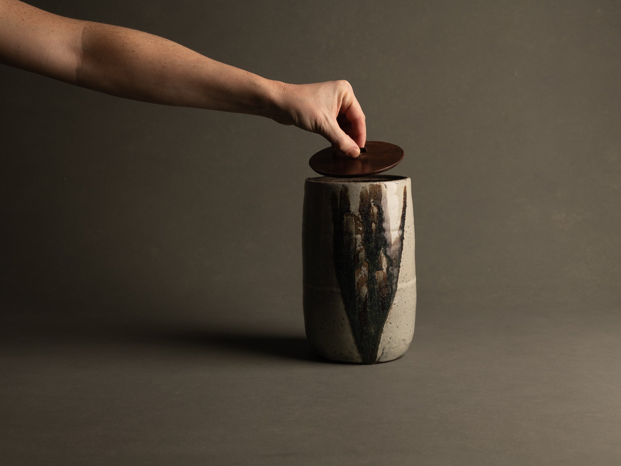 Mizusashi, Pot couvert à eau de type Seto, Japon (ére Taishō  / Shōwa)..Seto ware water pot Mizusashi , Japan (Taishō  / Shōwa Era)