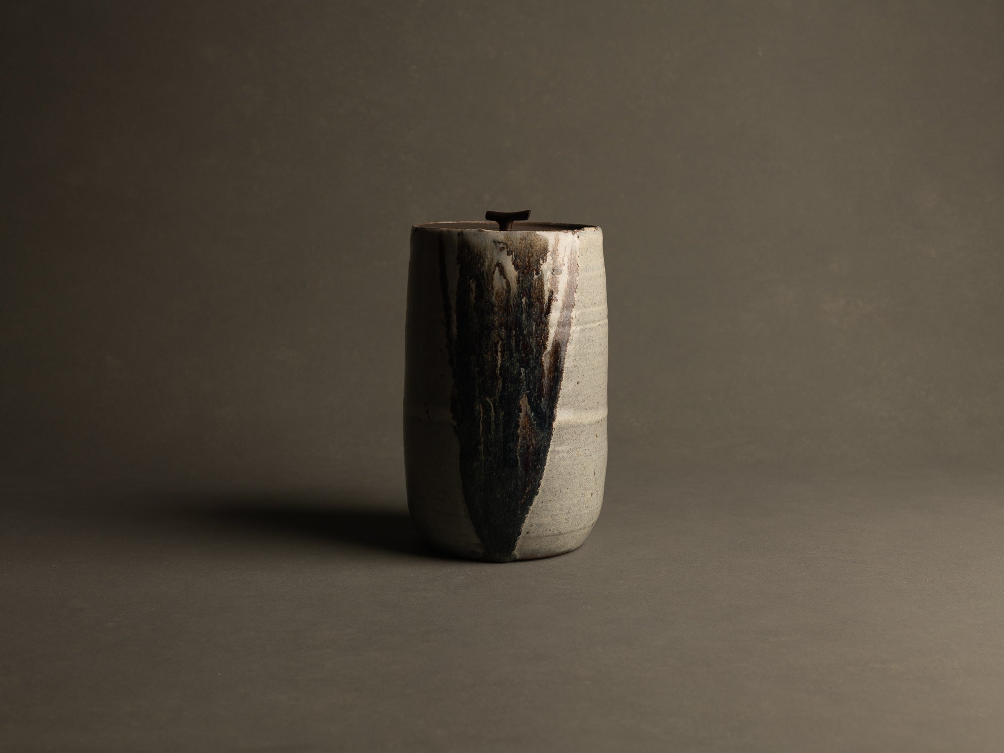 Mizusashi, Pot couvert à eau de type Seto, Japon (ére Taishō  / Shōwa)..Seto ware water pot Mizusashi , Japan (Taishō  / Shōwa Era)