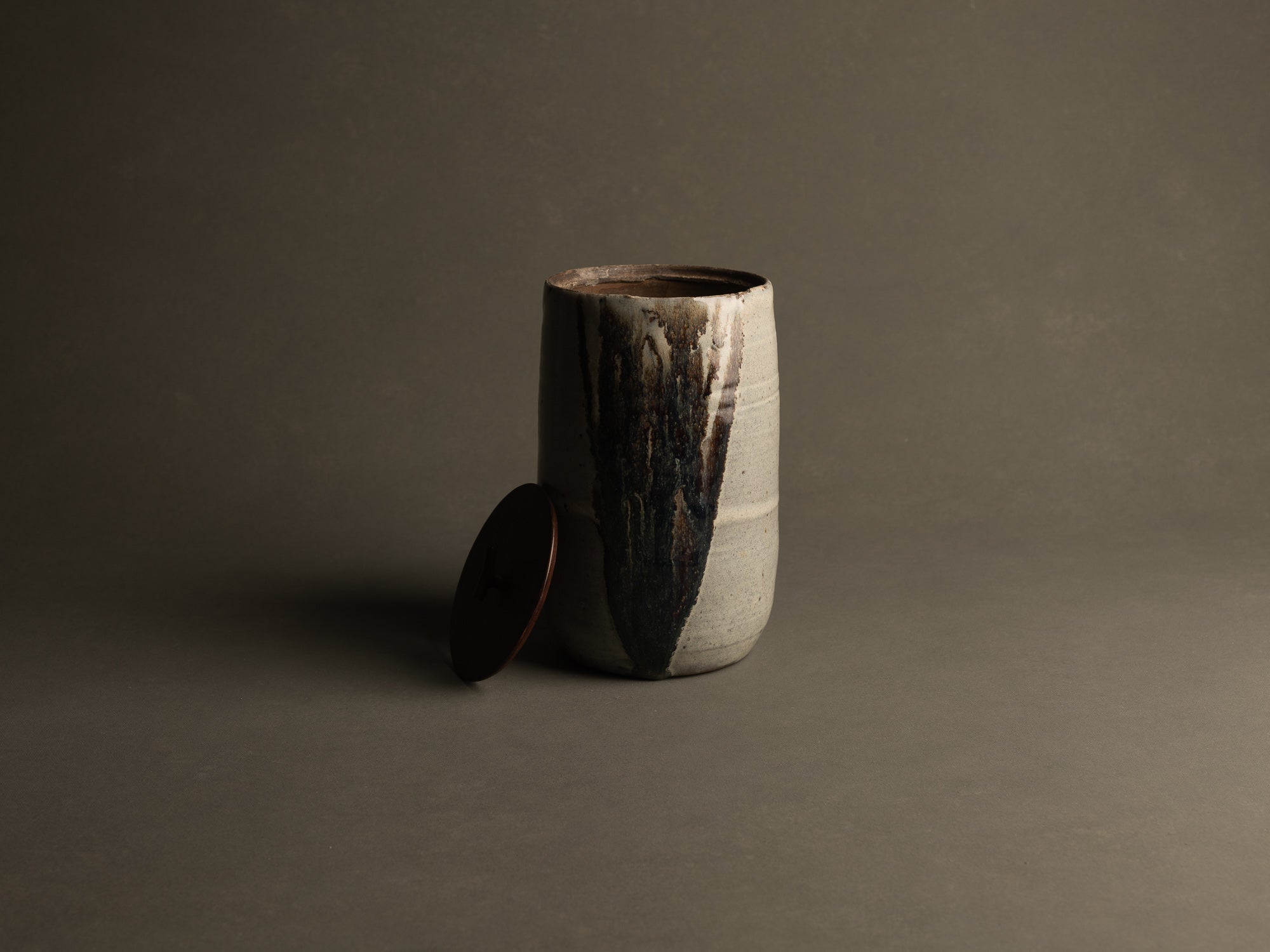 Mizusashi, Pot couvert à eau de type Seto, Japon (ére Taishō  / Shōwa)..Seto ware water pot Mizusashi , Japan (Taishō  / Shōwa Era)