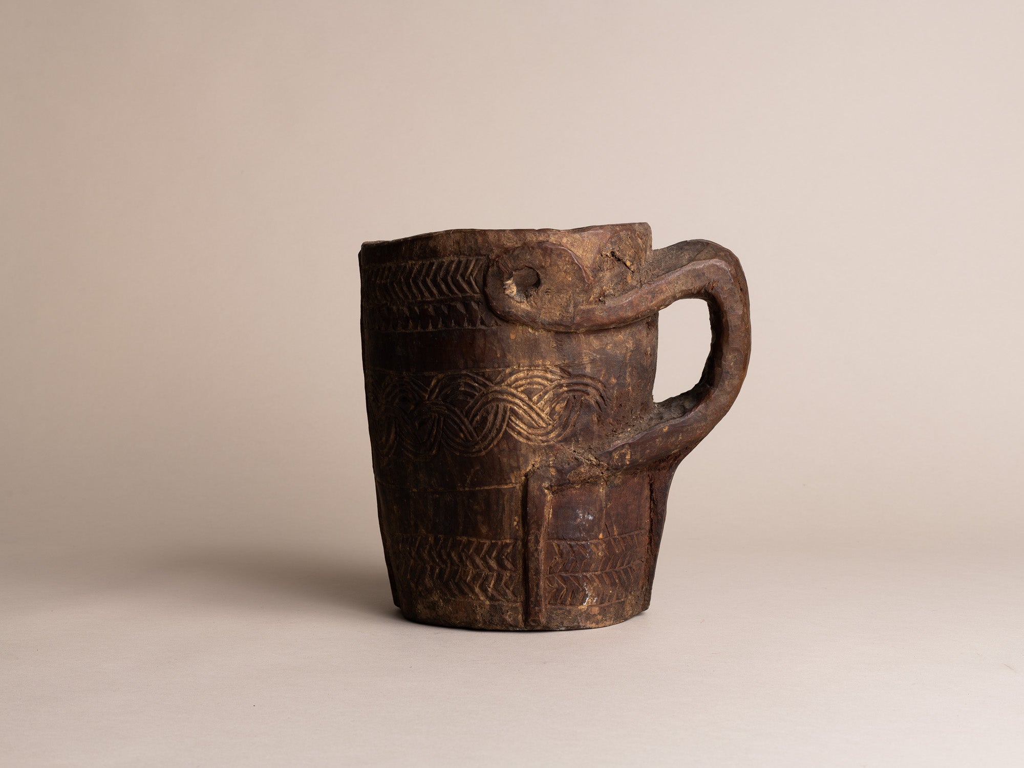Pot à lait monoxyle des Hautes-Terres de l'Himalaya, Népal (début du XXe siècle)..Large milk pot carved wood from the Highlands of Himalaya, Nepal (early XXth century)