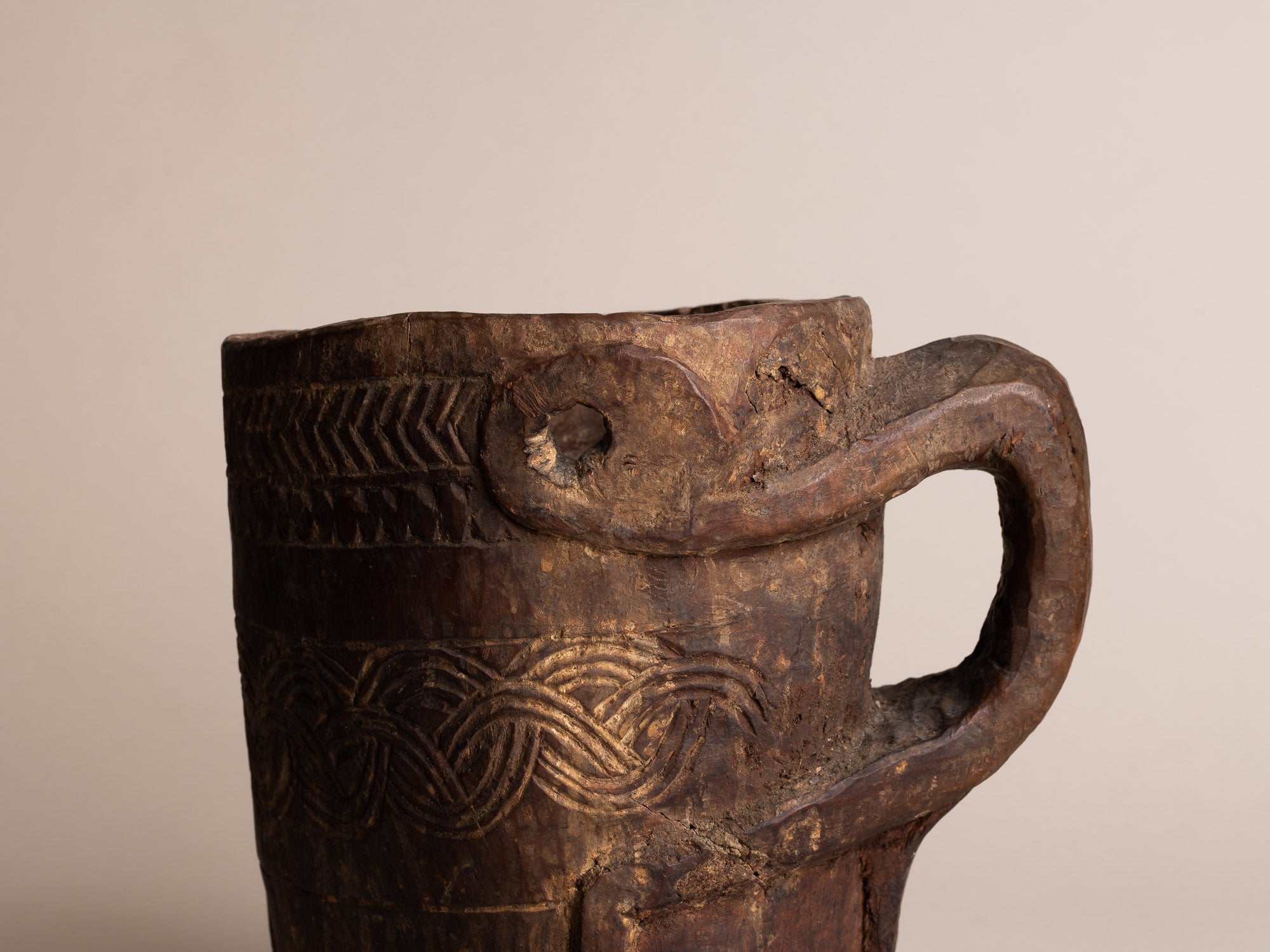 Pot à lait monoxyle des Hautes-Terres de l'Himalaya, Népal (début du XXe siècle)..Large milk pot carved wood from the Highlands of Himalaya, Nepal (early XXth century)