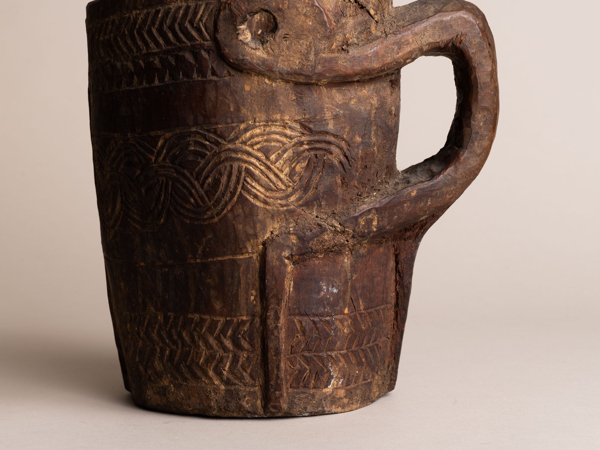 Pot à lait monoxyle des Hautes-Terres de l'Himalaya, Népal (début du XXe siècle)..Large milk pot carved wood from the Highlands of Himalaya, Nepal (early XXth century)