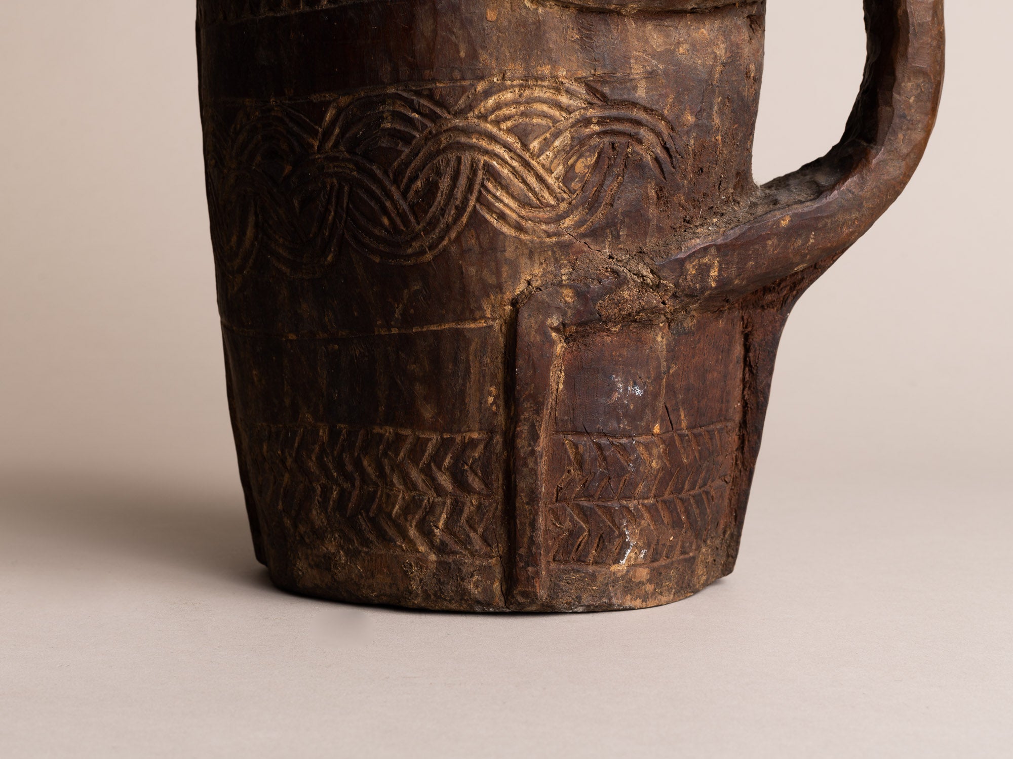 Pot à lait monoxyle des Hautes-Terres de l'Himalaya, Népal (début du XXe siècle)..Large milk pot carved wood from the Highlands of Himalaya, Nepal (early XXth century)