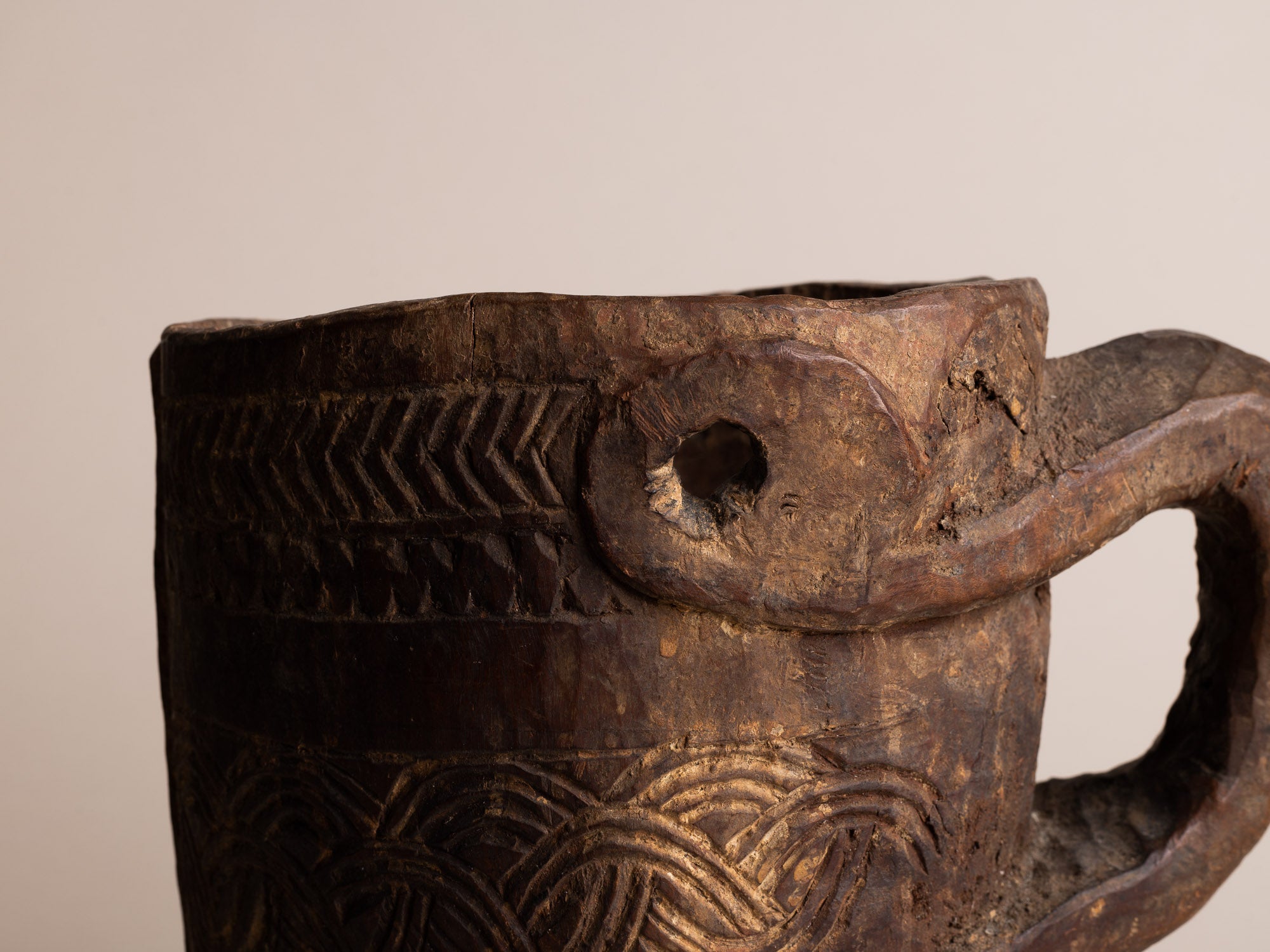 Pot à lait monoxyle des Hautes-Terres de l'Himalaya, Népal (début du XXe siècle)..Large milk pot carved wood from the Highlands of Himalaya, Nepal (early XXth century)