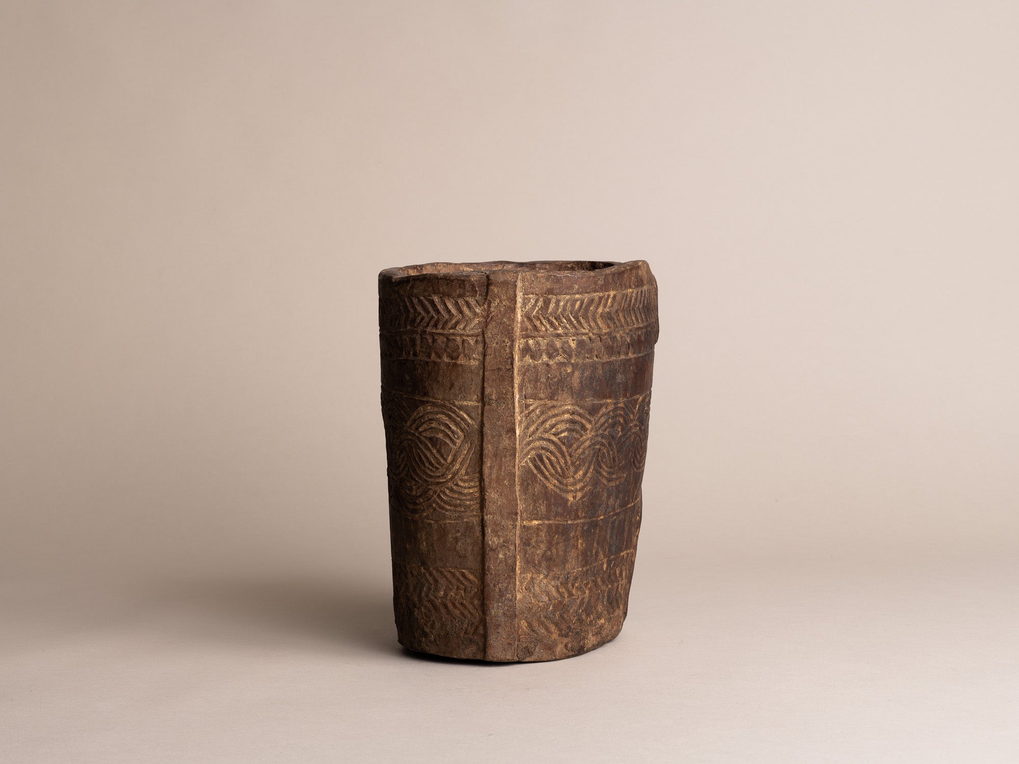 Pot à lait monoxyle des Hautes-Terres de l'Himalaya, Népal (début du XXe siècle)..Large milk pot carved wood from the Highlands of Himalaya, Nepal (early XXth century)