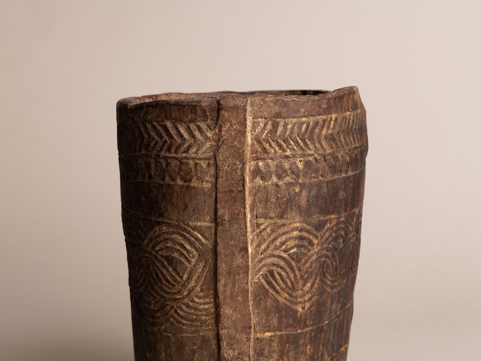Pot à lait monoxyle des Hautes-Terres de l'Himalaya, Népal (début du XXe siècle)..Large milk pot carved wood from the Highlands of Himalaya, Nepal (early XXth century)