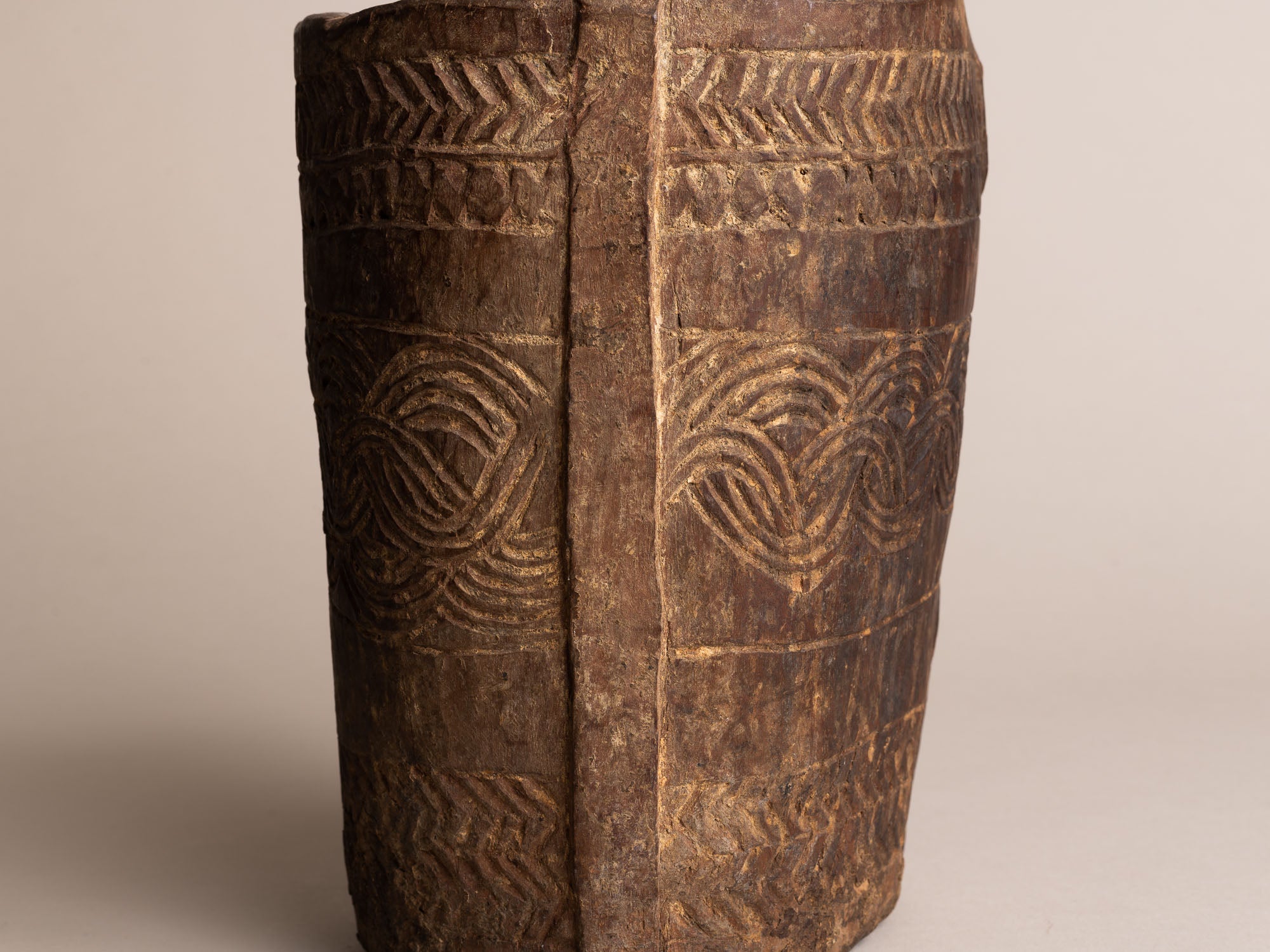 Pot à lait monoxyle des Hautes-Terres de l'Himalaya, Népal (début du XXe siècle)..Large milk pot carved wood from the Highlands of Himalaya, Nepal (early XXth century)
