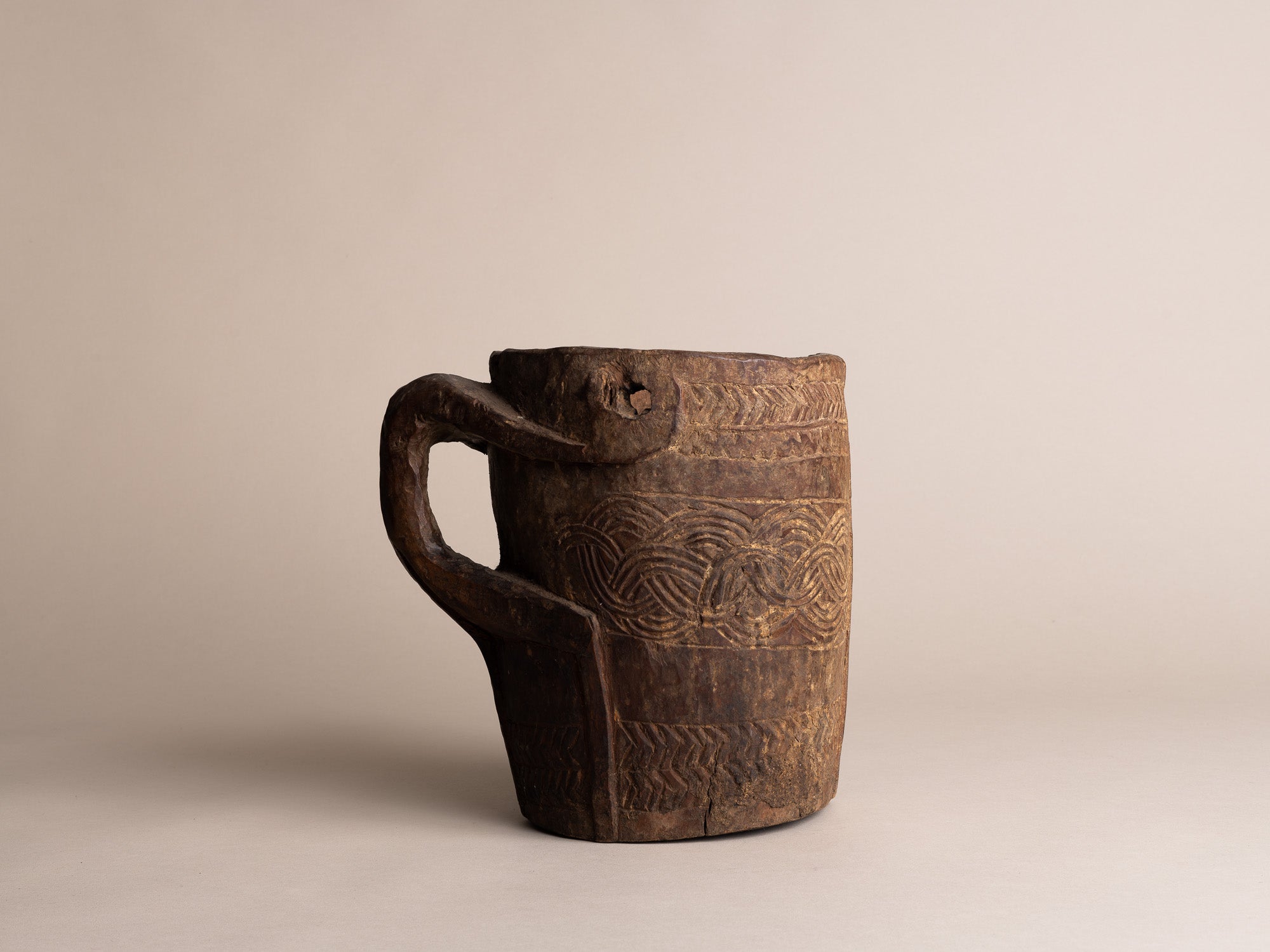 Pot à lait monoxyle des Hautes-Terres de l'Himalaya, Népal (début du XXe siècle)..Large milk pot carved wood from the Highlands of Himalaya, Nepal (early XXth century)