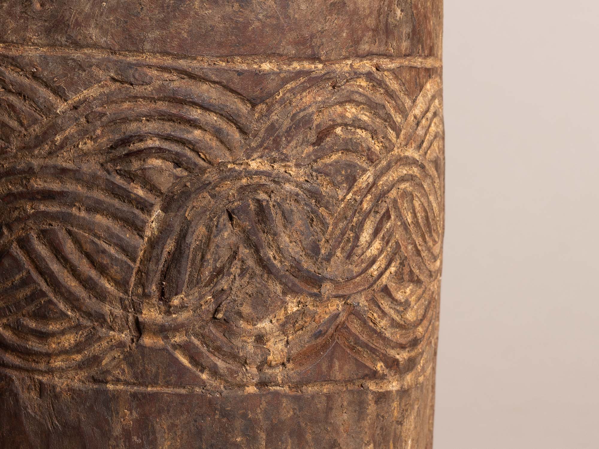 Pot à lait monoxyle des Hautes-Terres de l'Himalaya, Népal (début du XXe siècle)..Large milk pot carved wood from the Highlands of Himalaya, Nepal (early XXth century)