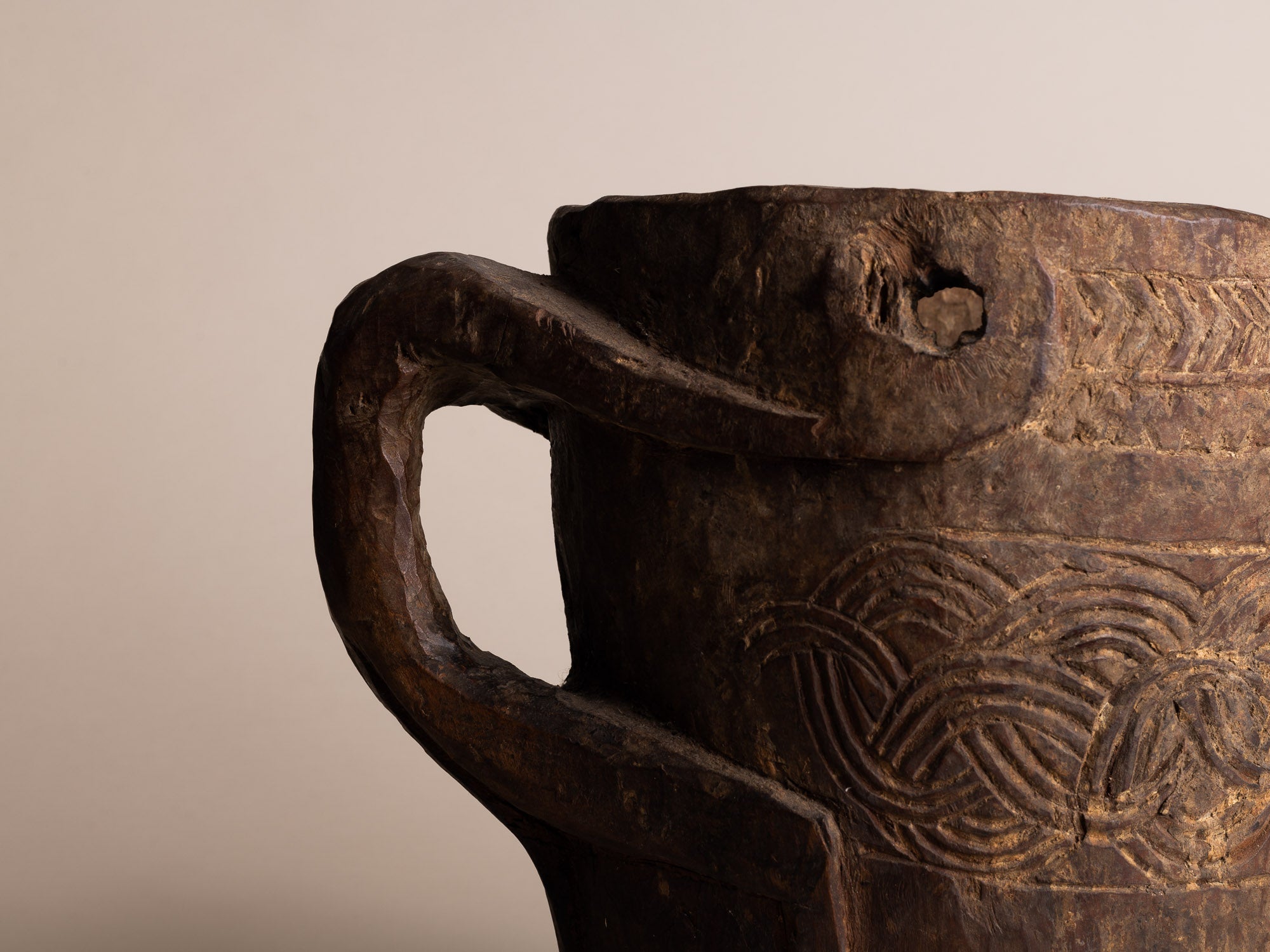 Pot à lait monoxyle des Hautes-Terres de l'Himalaya, Népal (début du XXe siècle)..Large milk pot carved wood from the Highlands of Himalaya, Nepal (early XXth century)