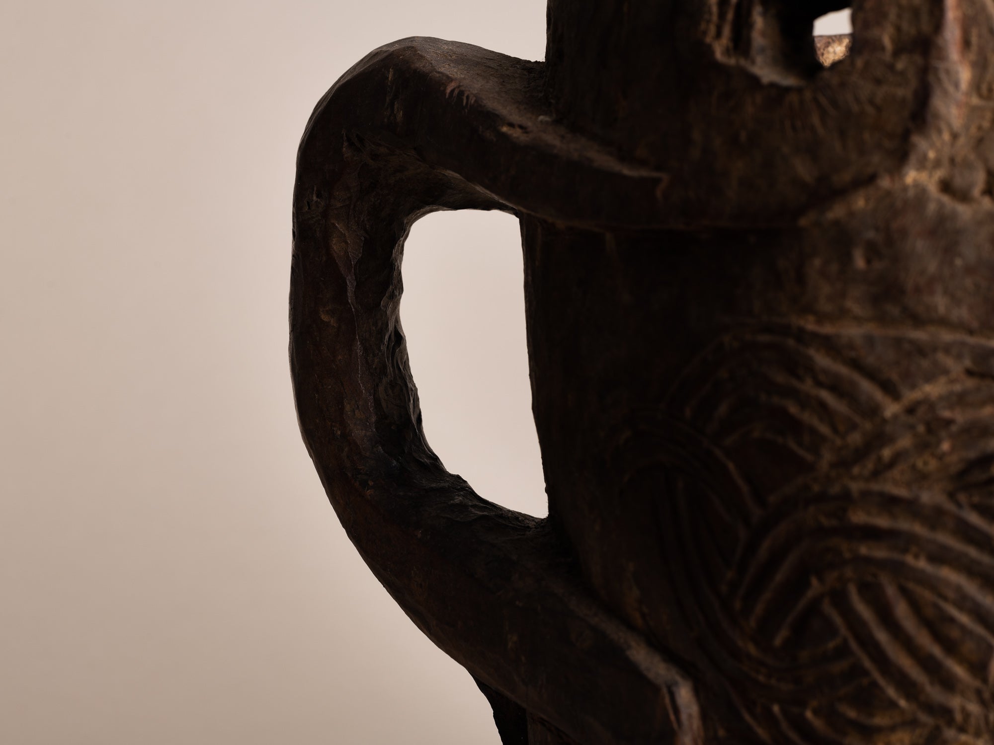 Pot à lait monoxyle des Hautes-Terres de l'Himalaya, Népal (début du XXe siècle)..Large milk pot carved wood from the Highlands of Himalaya, Nepal (early XXth century)