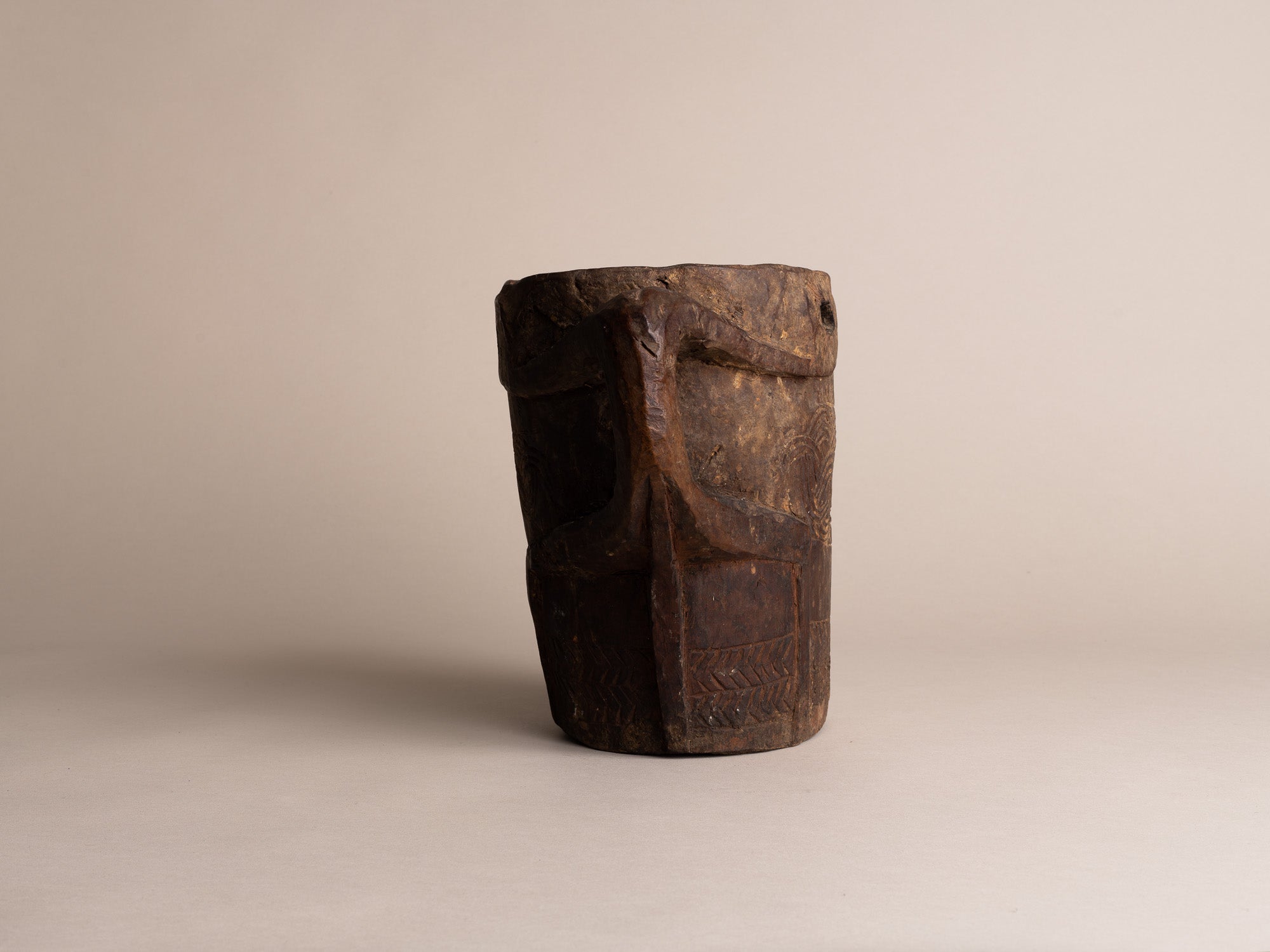 Pot à lait monoxyle des Hautes-Terres de l'Himalaya, Népal (début du XXe siècle)..Large milk pot carved wood from the Highlands of Himalaya, Nepal (early XXth century)