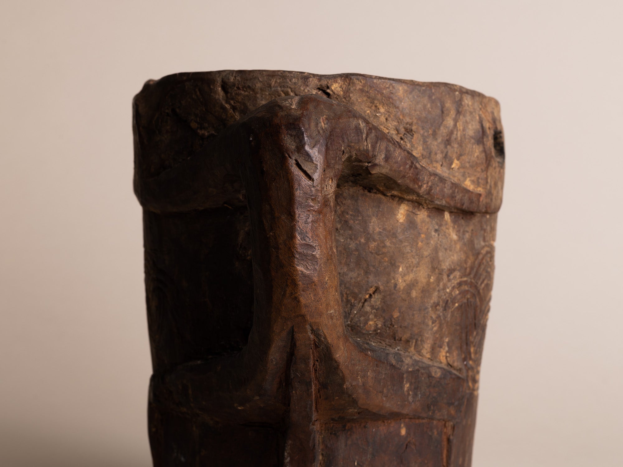 Pot à lait monoxyle des Hautes-Terres de l'Himalaya, Népal (début du XXe siècle)..Large milk pot carved wood from the Highlands of Himalaya, Nepal (early XXth century)