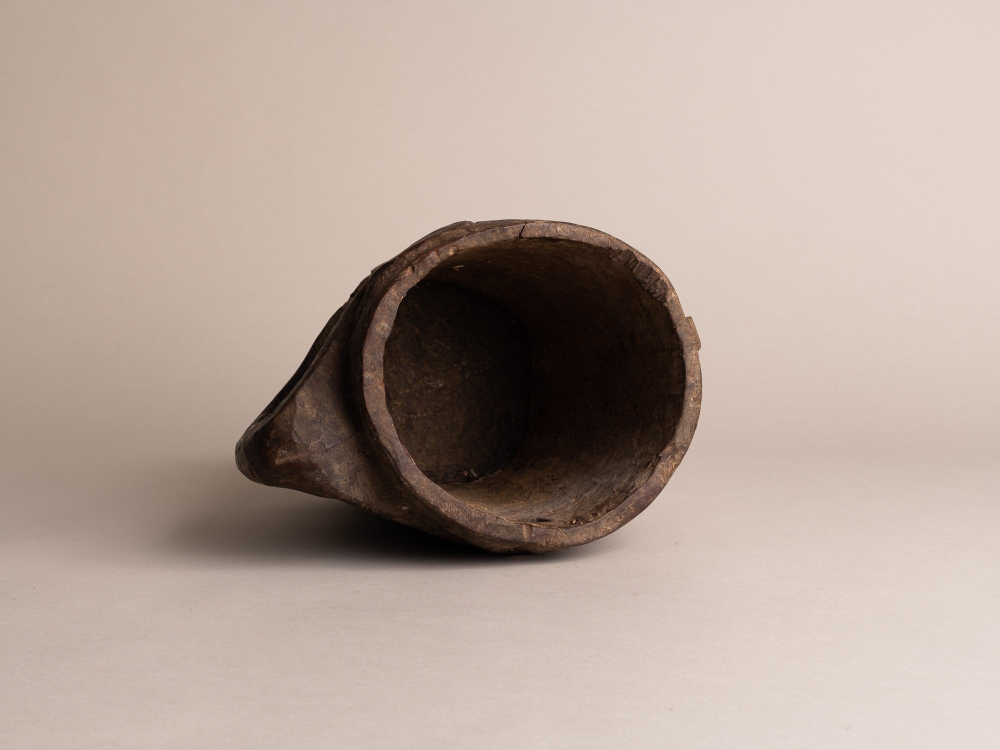 Pot à lait monoxyle des Hautes-Terres de l'Himalaya, Népal (début du XXe siècle)..Large milk pot carved wood from the Highlands of Himalaya, Nepal (early XXth century)