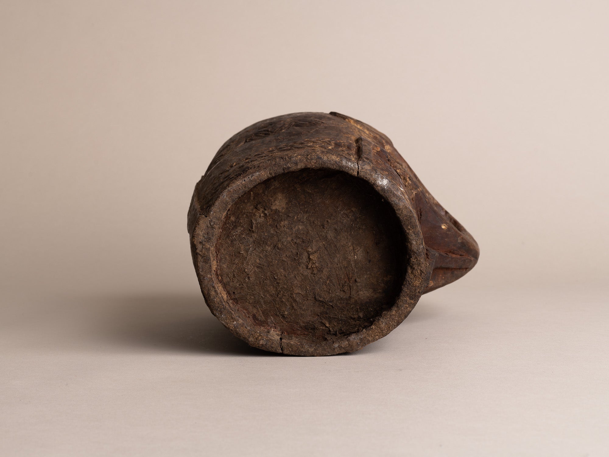 Pot à lait monoxyle des Hautes-Terres de l'Himalaya, Népal (début du XXe siècle)..Large milk pot carved wood from the Highlands of Himalaya, Nepal (early XXth century)