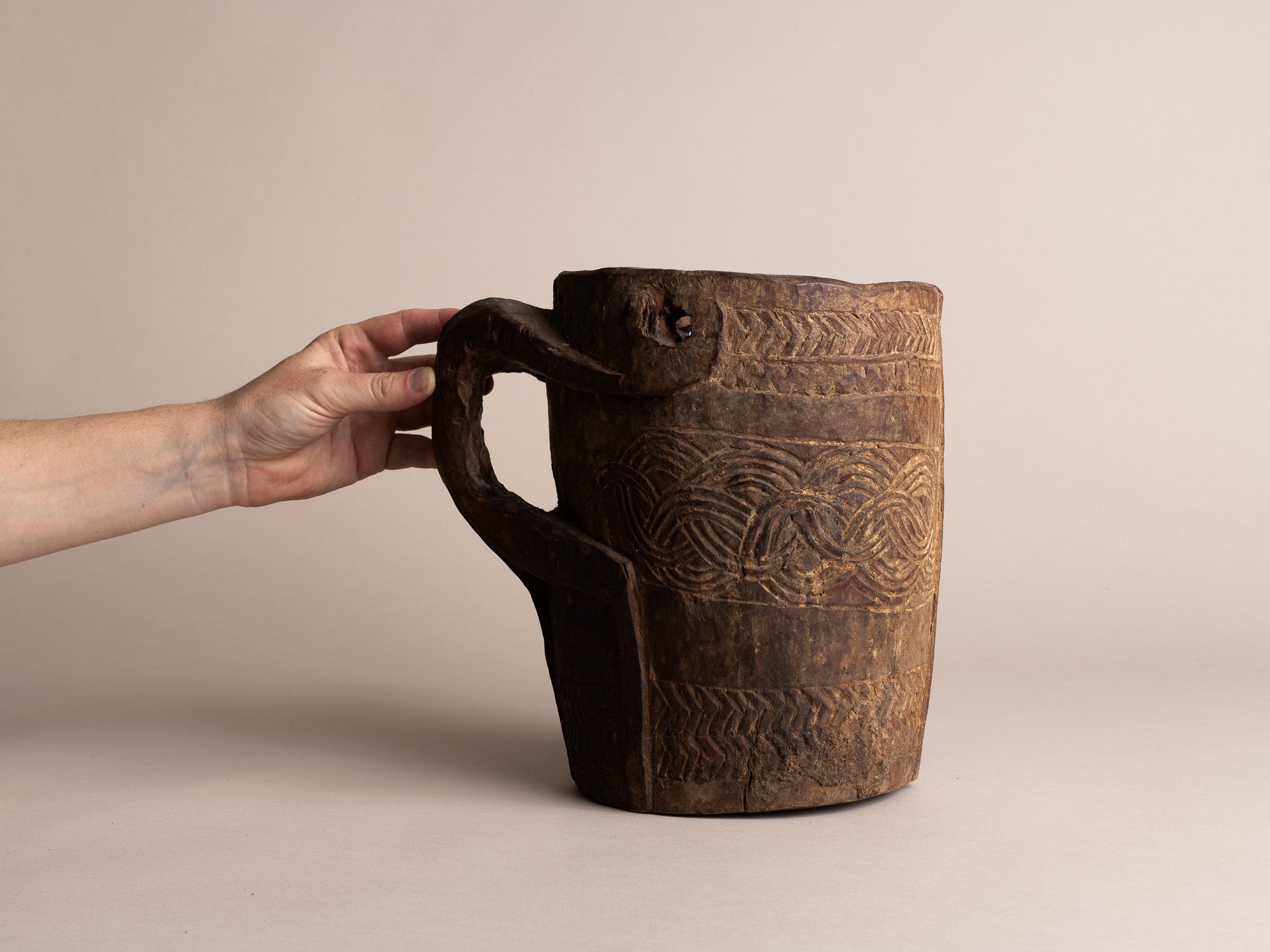 Pot à lait monoxyle des Hautes-Terres de l'Himalaya, Népal (début du XXe siècle)..Large milk pot carved wood from the Highlands of Himalaya, Nepal (early XXth century)
