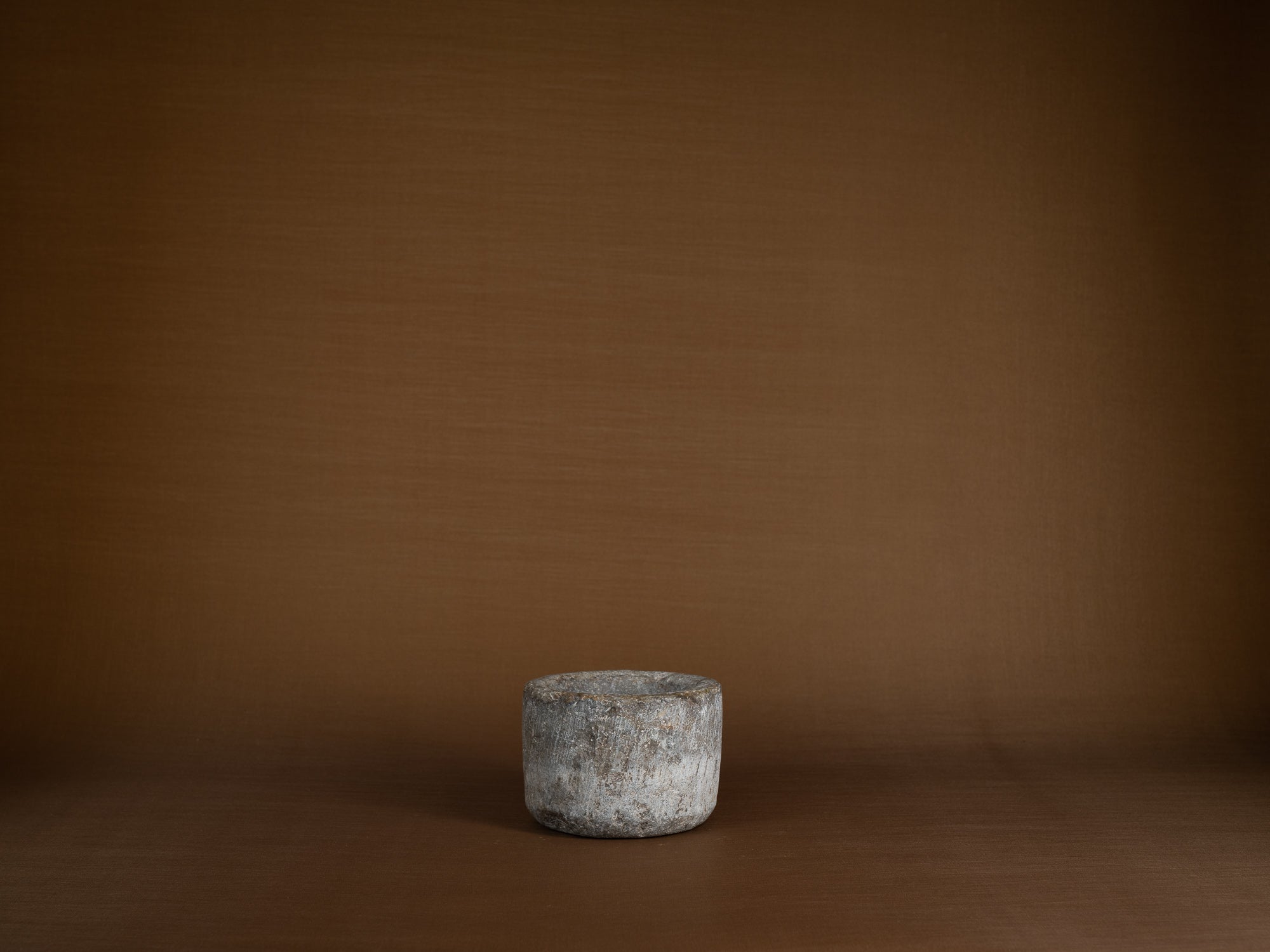 Rare mortier monolithe, art paysan, Suède (XVIIe siècle)..Rare monolith mortar, peasant art, Sweden (17th century)