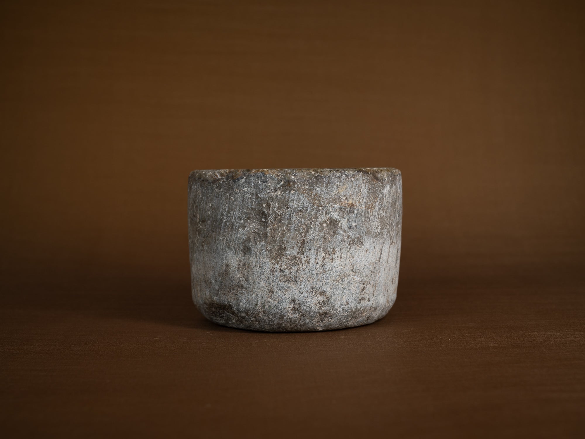 Rare mortier monolithe, art paysan, Suède (XVIIe siècle)..Rare monolith mortar, peasant art, Sweden (17th century)