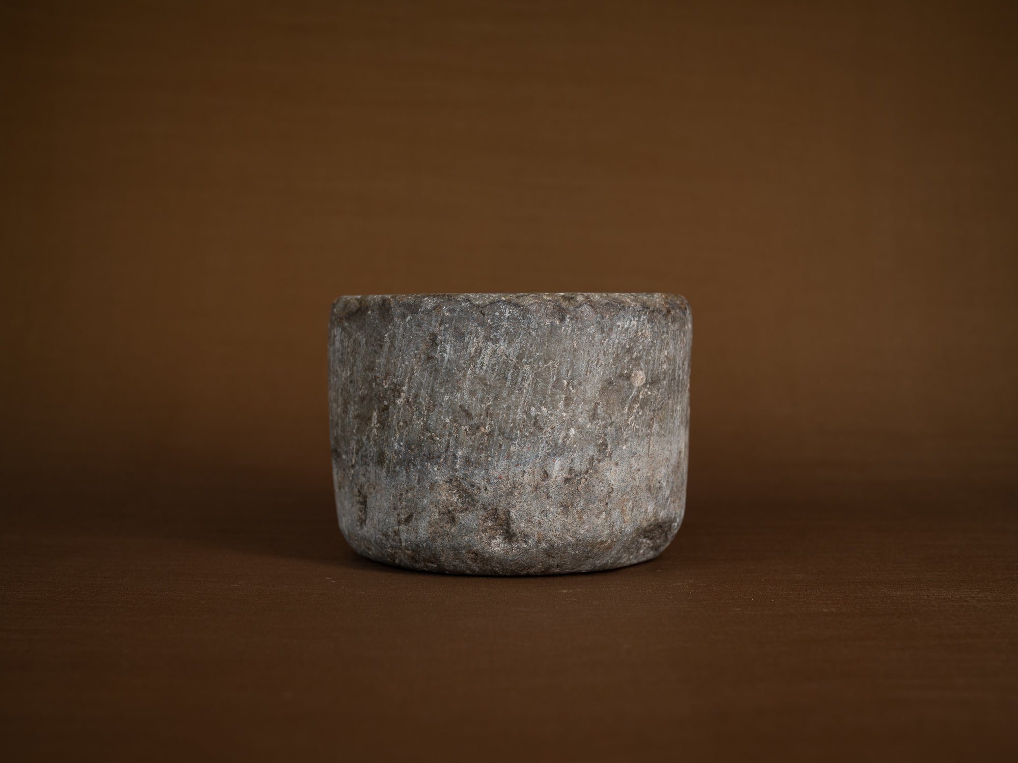 Rare mortier monolithe, art paysan, Suède (XVIIe siècle)..Rare monolith mortar, peasant art, Sweden (17th century)