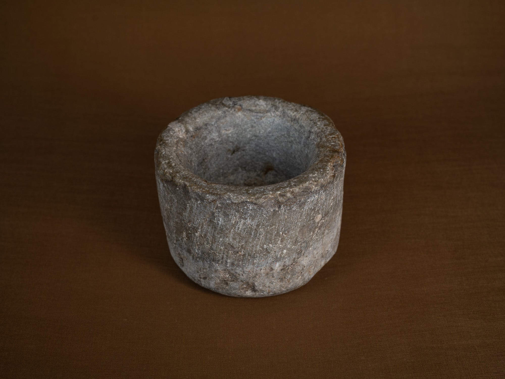Rare mortier monolithe, art paysan, Suède (XVIIe siècle)..Rare monolith mortar, peasant art, Sweden (17th century)