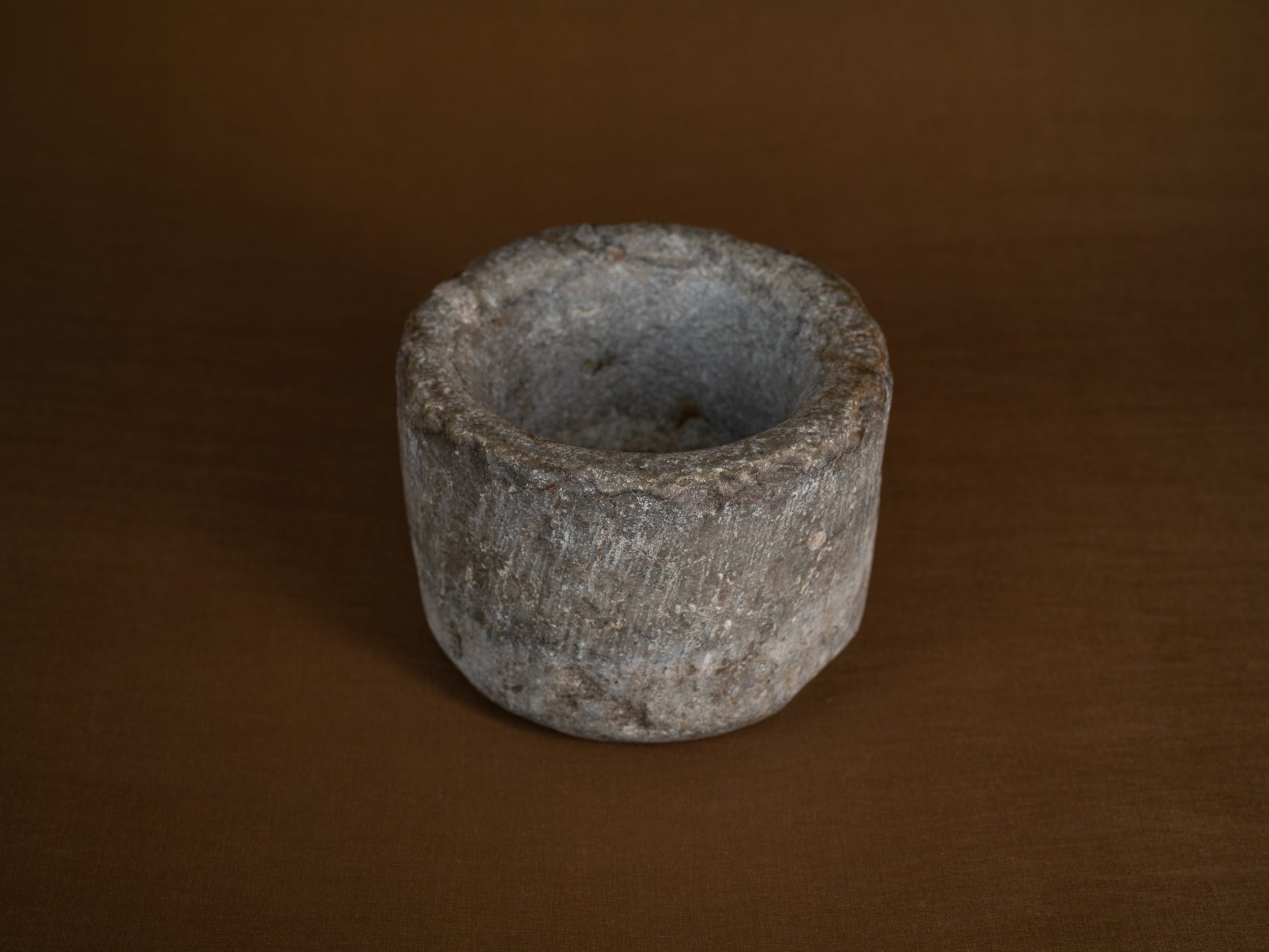Rare mortier monolithe, art paysan, Suède (XVIIe siècle)..Rare monolith mortar, peasant art, Sweden (17th century)