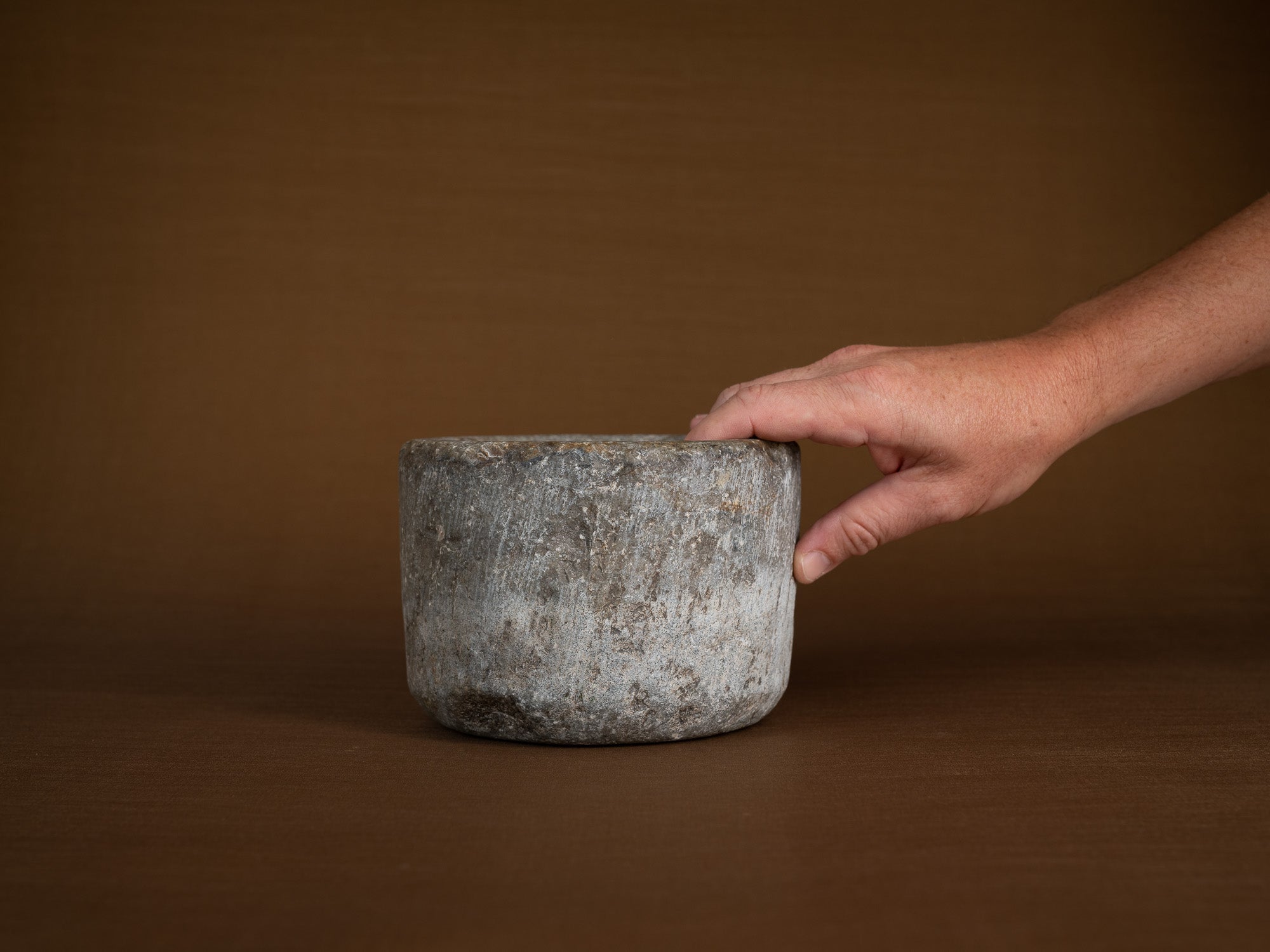 Rare mortier monolithe, art paysan, Suède (XVIIe siècle)..Rare monolith mortar, peasant art, Sweden (17th century)