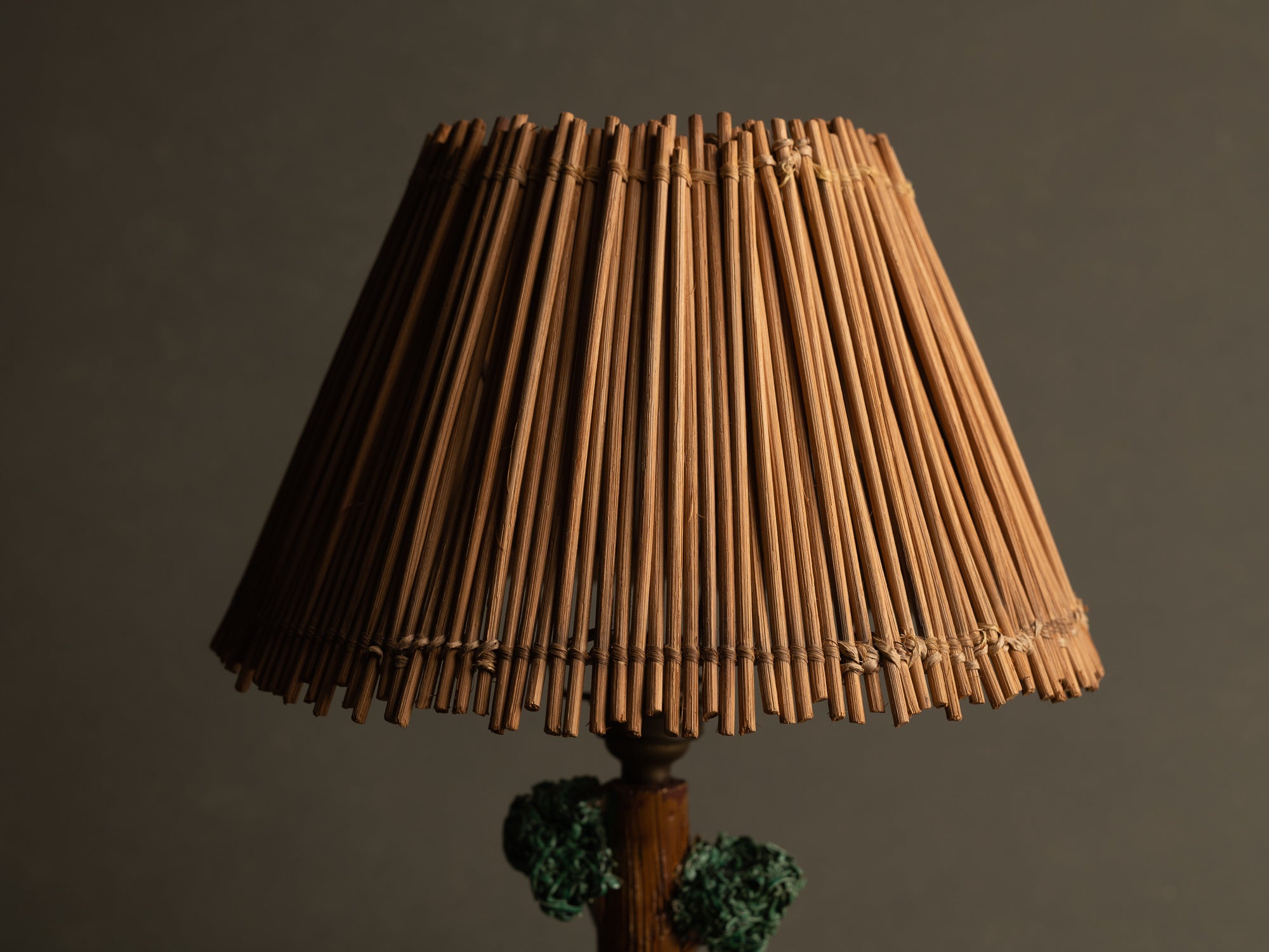 Lampe‑sculpture de Lucien Neuquelman, France (vers 1955)..Sculptural lamp by Lucien Neuquelman, France (circa 1955)