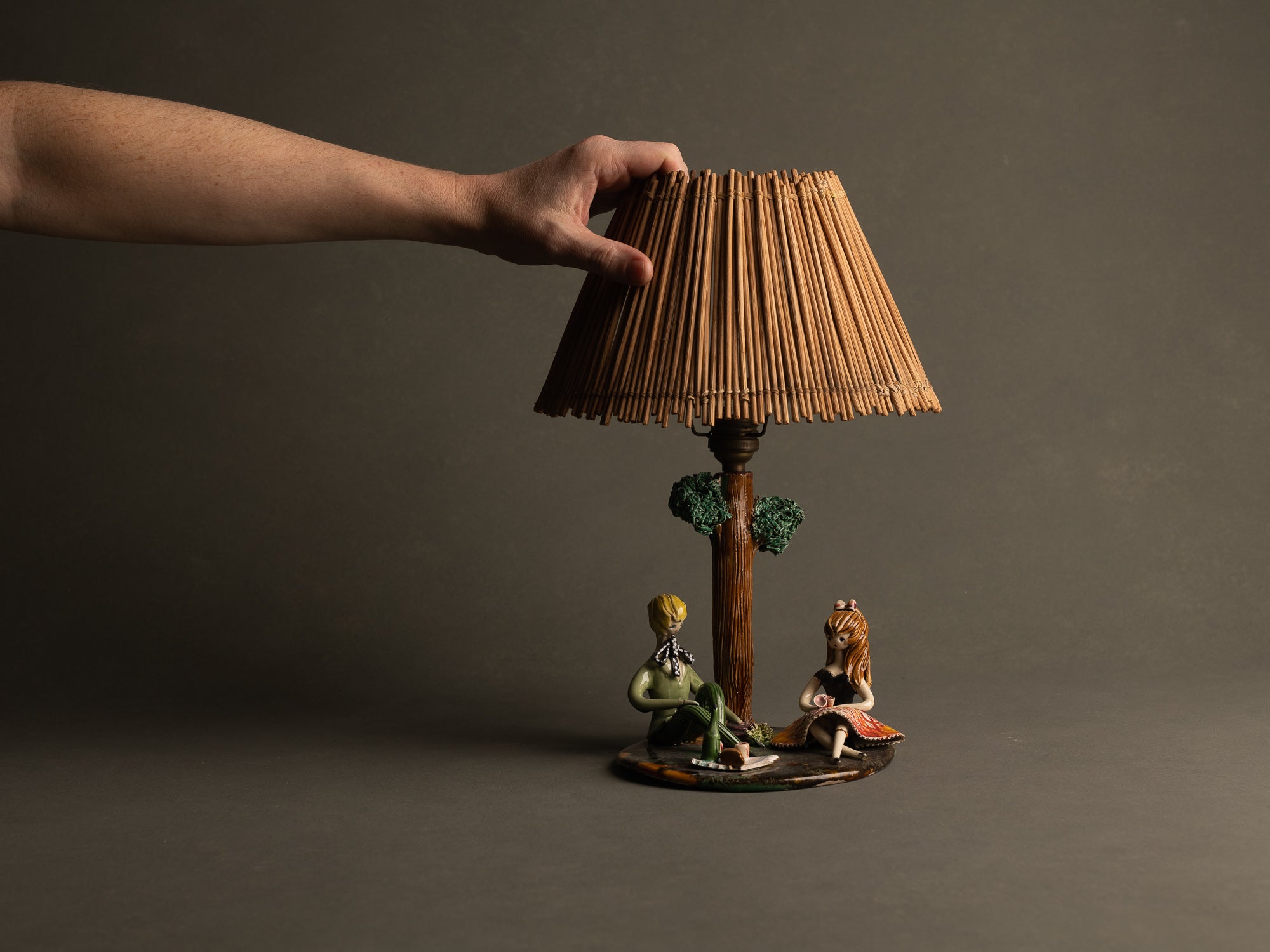 Lampe‑sculpture de Lucien Neuquelman, France (vers 1955)..Sculptural lamp by Lucien Neuquelman, France (circa 1955)