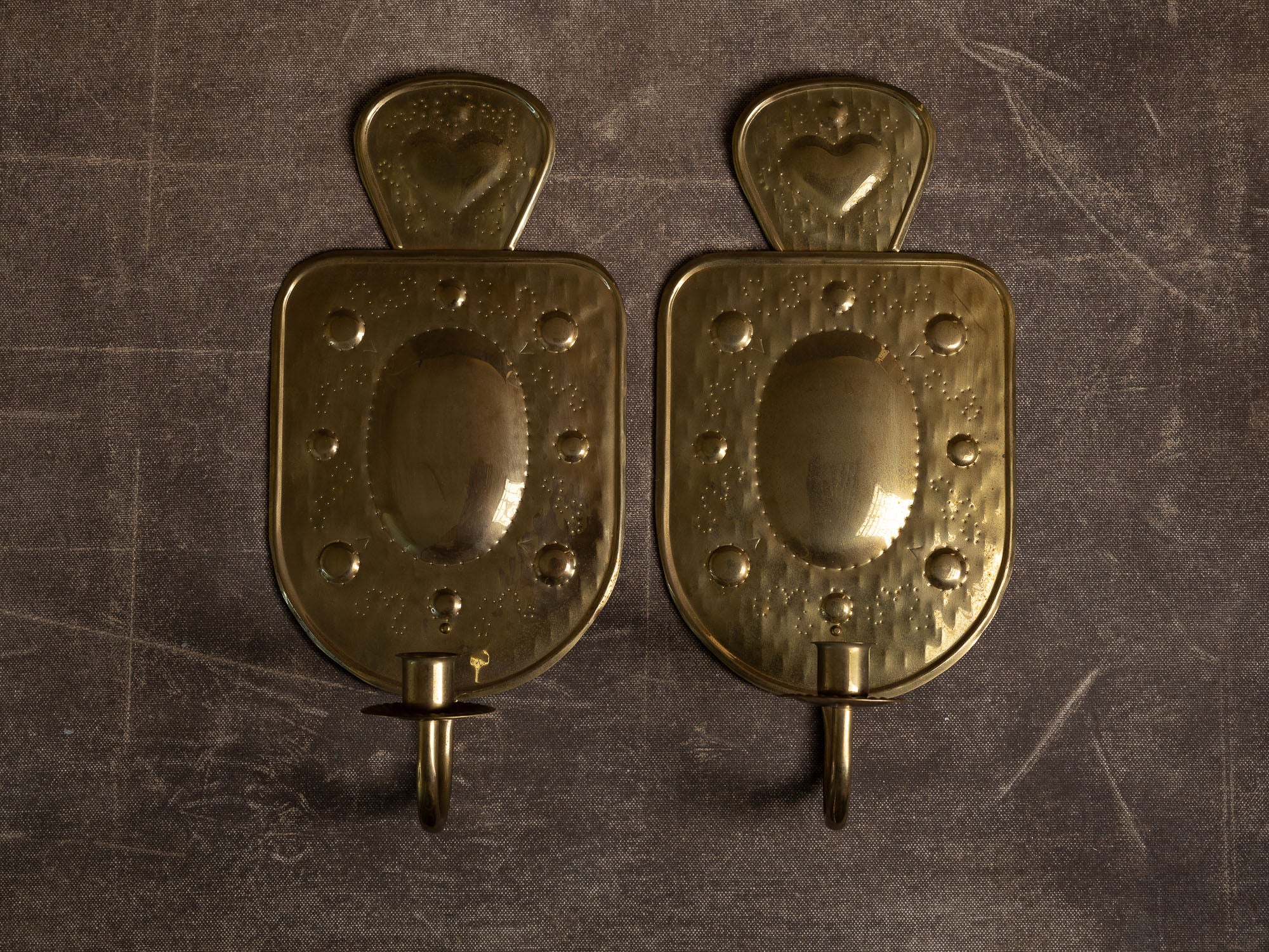 Paire de candélabres d'applique en laiton par Alrik Eriksson, Suède (vers 1975)..Set of 2 Brass wall hanging candle holders by Alrik Eriksson, Sweden (ca. 1975)