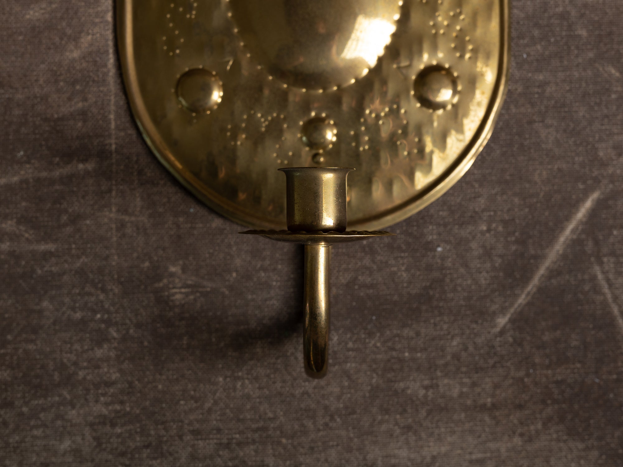 Paire de candélabres d'applique en laiton par Alrik Eriksson, Suède (vers 1975)..Set of 2 Brass wall hanging candle holders by Alrik Eriksson, Sweden (ca. 1975)