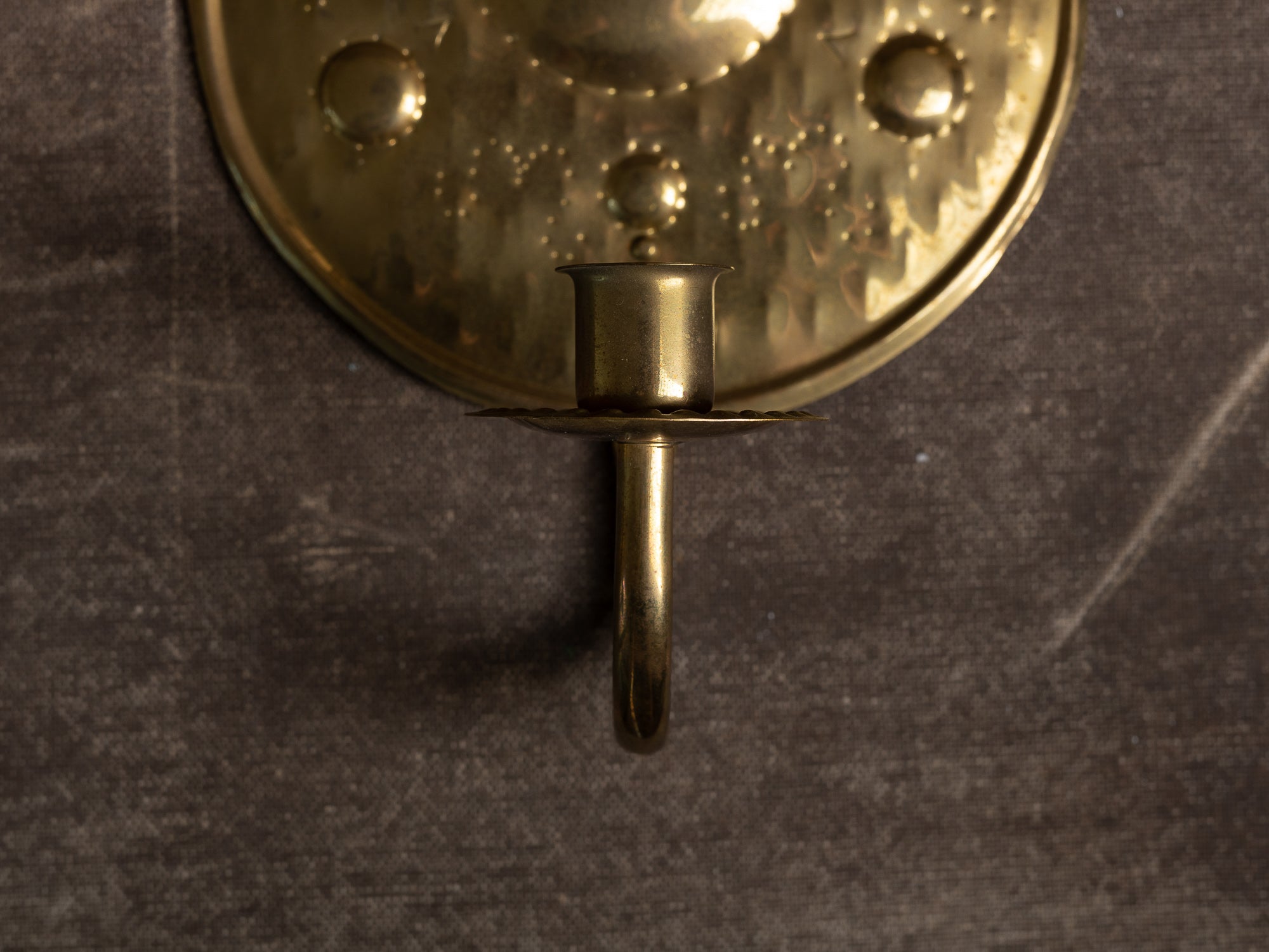 Paire de candélabres d'applique en laiton par Alrik Eriksson, Suède (vers 1975)..Set of 2 Brass wall hanging candle holders by Alrik Eriksson, Sweden (ca. 1975)