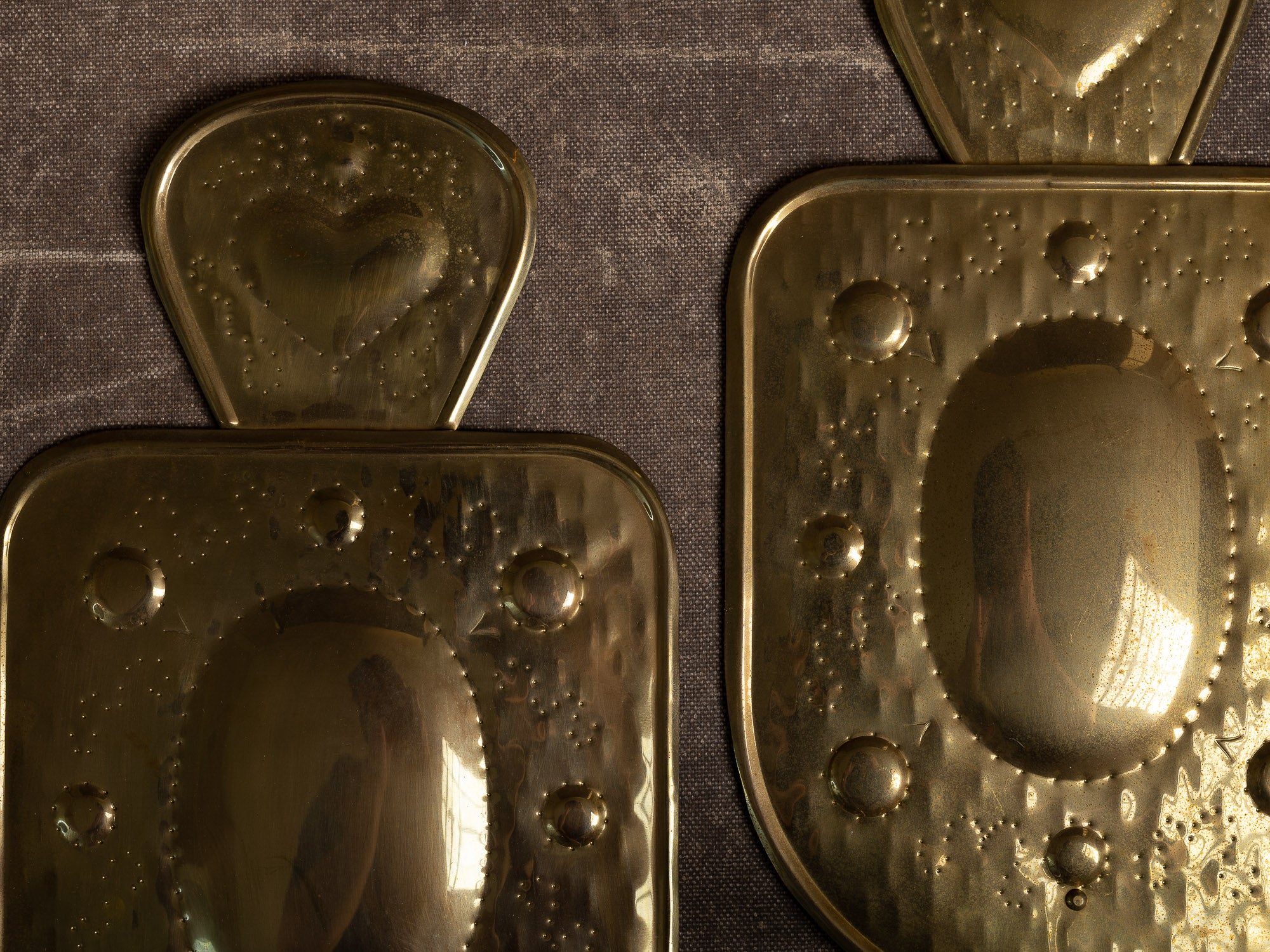 Paire de candélabres d'applique en laiton par Alrik Eriksson, Suède (vers 1975)..Set of 2 Brass wall hanging candle holders by Alrik Eriksson, Sweden (ca. 1975)