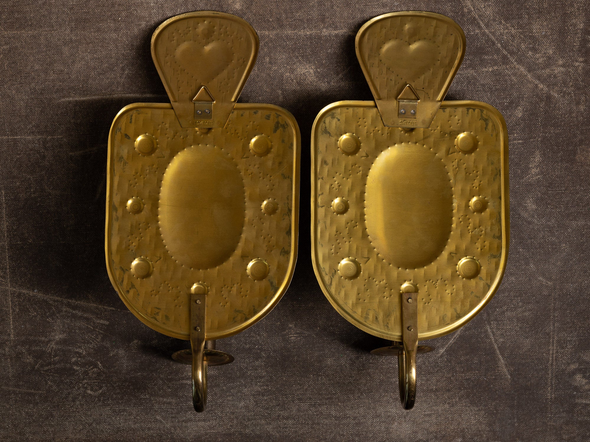 Paire de candélabres d'applique en laiton par Alrik Eriksson, Suède (vers 1975)..Set of 2 Brass wall hanging candle holders by Alrik Eriksson, Sweden (ca. 1975)