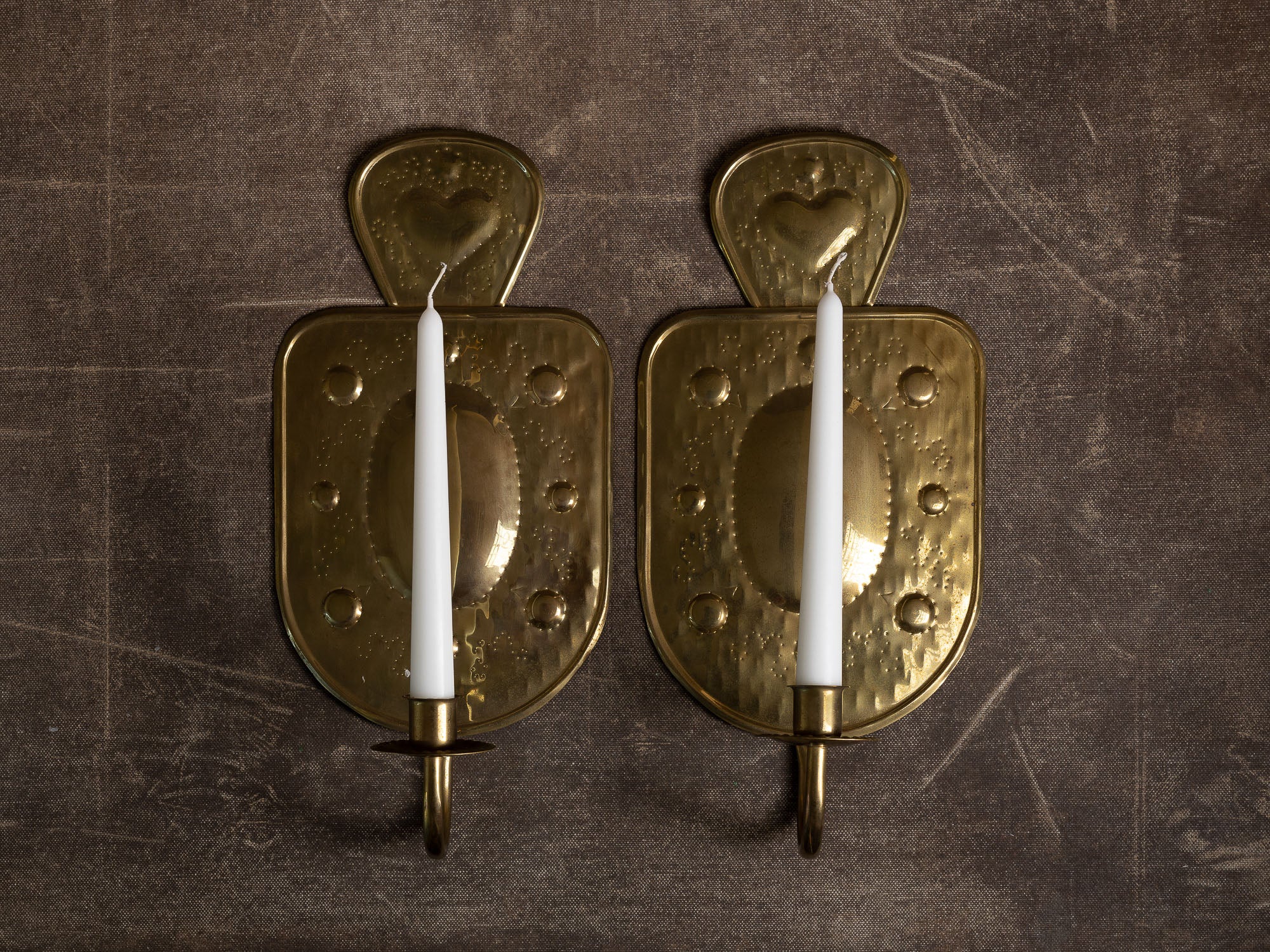 Paire de candélabres d'applique en laiton par Alrik Eriksson, Suède (vers 1975)..Set of 2 Brass wall hanging candle holders by Alrik Eriksson, Sweden (ca. 1975)