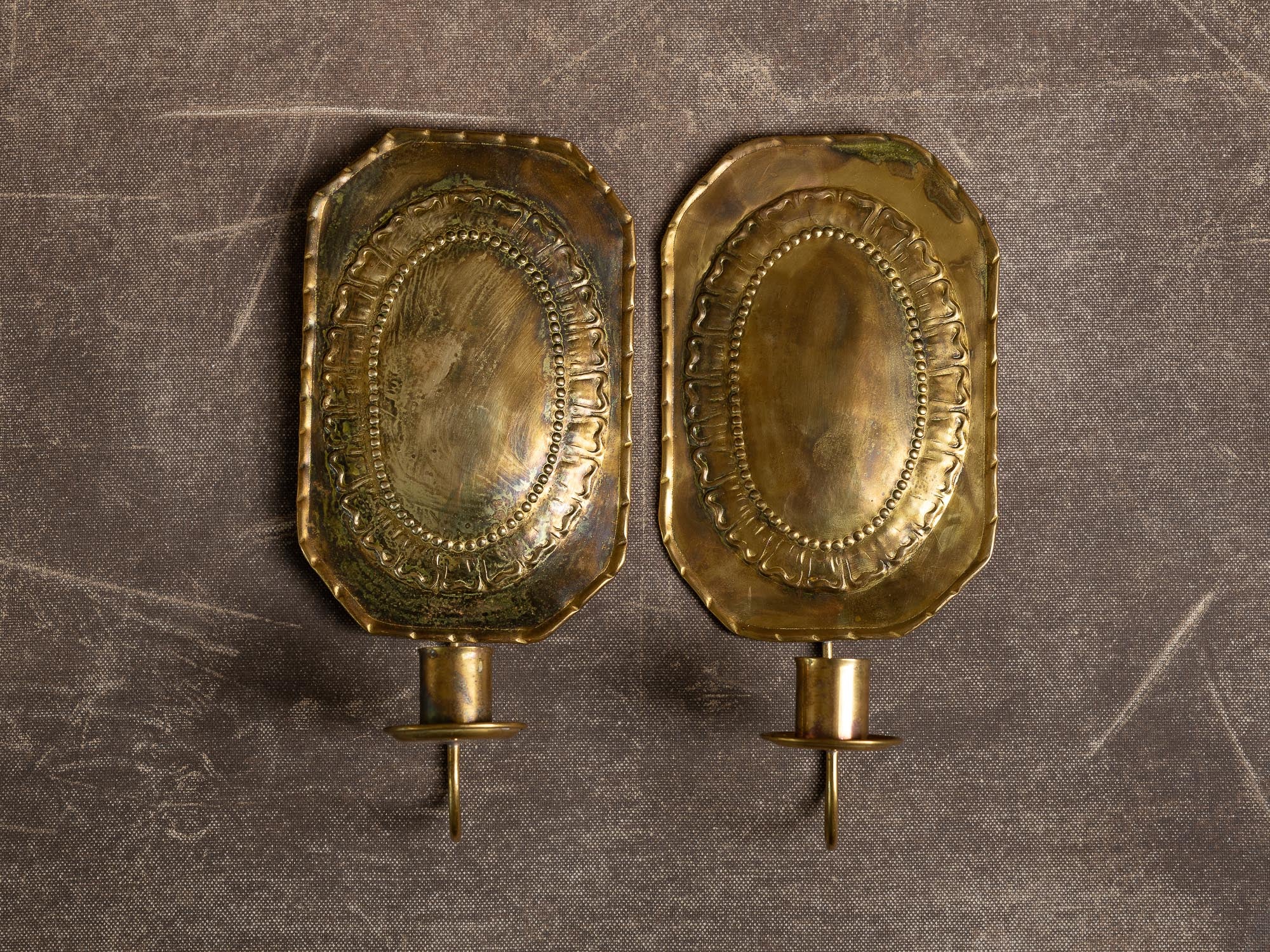 Paire de candélabres d'applique gustaviens en laiton, Suède (première moitié du XXe siècle)..Set of 2 gustavian brass wall hanging candle holders, Sweden (First half XXth century)