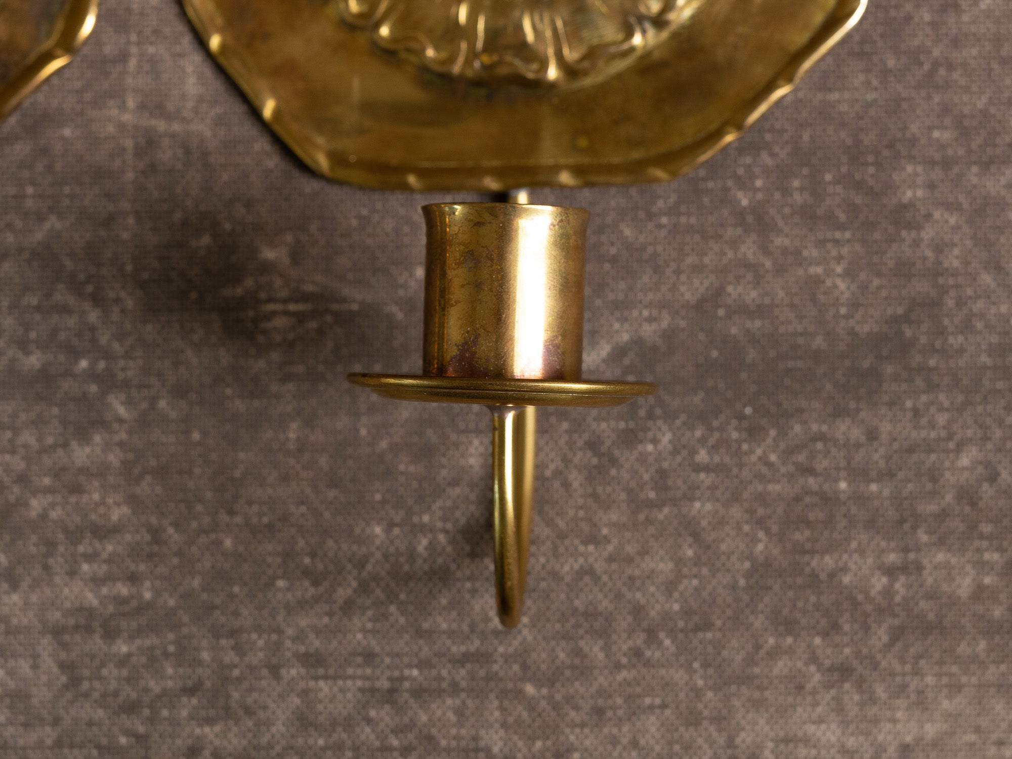 Paire de candélabres d'applique gustaviens en laiton, Suède (première moitié du XXe siècle)..Set of 2 gustavian brass wall hanging candle holders, Sweden (First half XXth century)