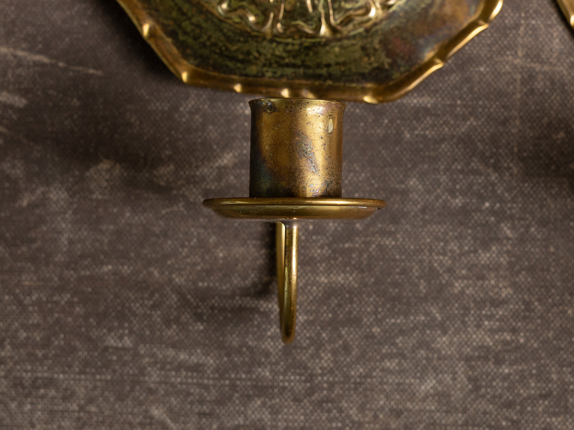 Paire de candélabres d'applique gustaviens en laiton, Suède (première moitié du XXe siècle)..Set of 2 gustavian brass wall hanging candle holders, Sweden (First half XXth century)