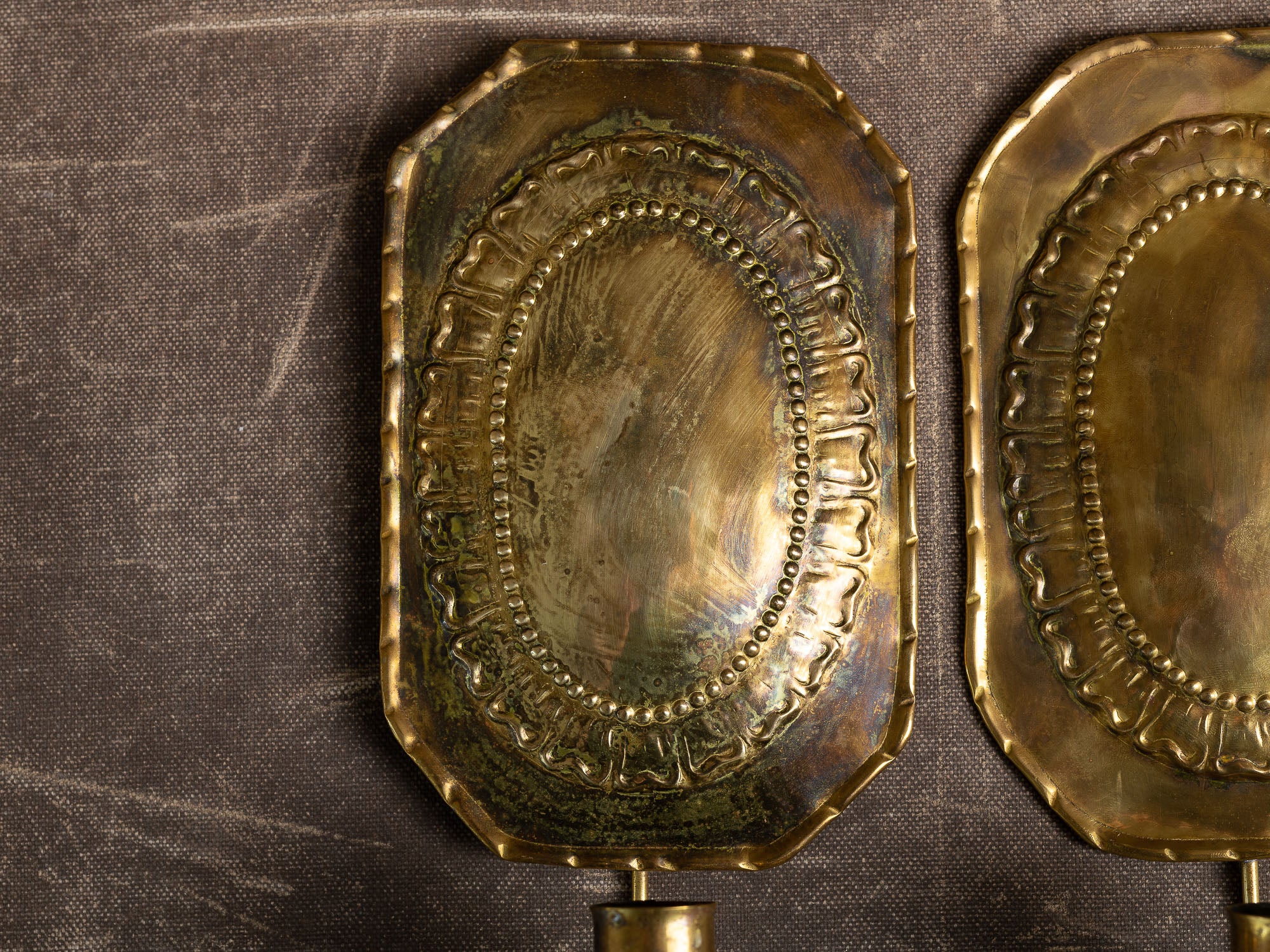 Paire de candélabres d'applique gustaviens en laiton, Suède (première moitié du XXe siècle)..Set of 2 gustavian brass wall hanging candle holders, Sweden (First half XXth century)