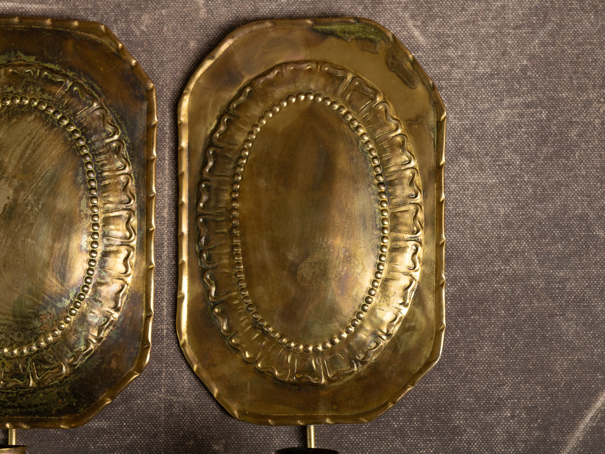 Paire de candélabres d'applique gustaviens en laiton, Suède (première moitié du XXe siècle)..Set of 2 gustavian brass wall hanging candle holders, Sweden (First half XXth century)